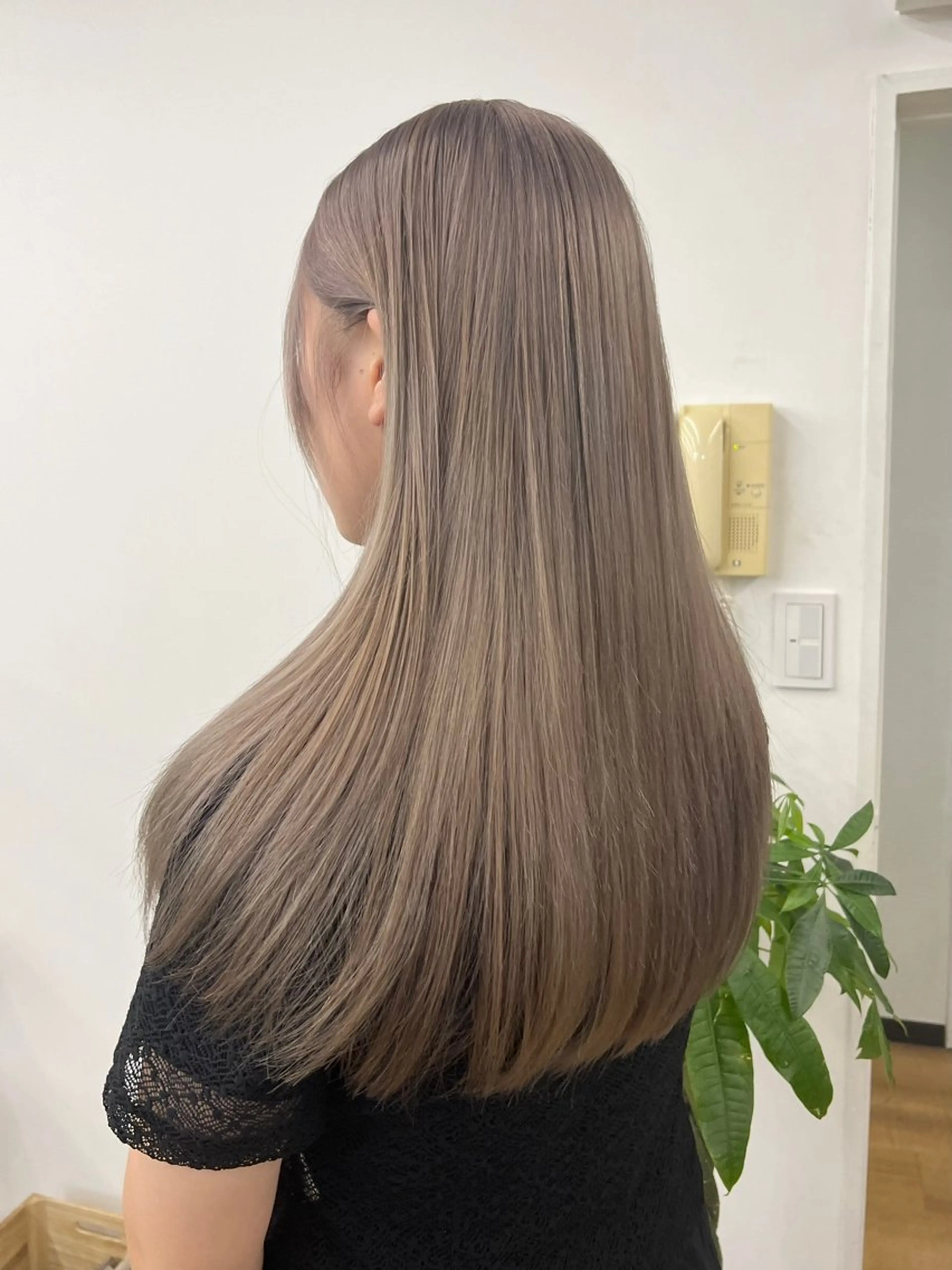 ロング カラー アッシュ ベージュカラー ブリーチ ブロンド ブラウンカラー カット ヘアカラー トリートメント nico TOKYO 渋谷所属・ブリーチ　ハイトーン 特化🌈フジタハルキのヘアスタイル