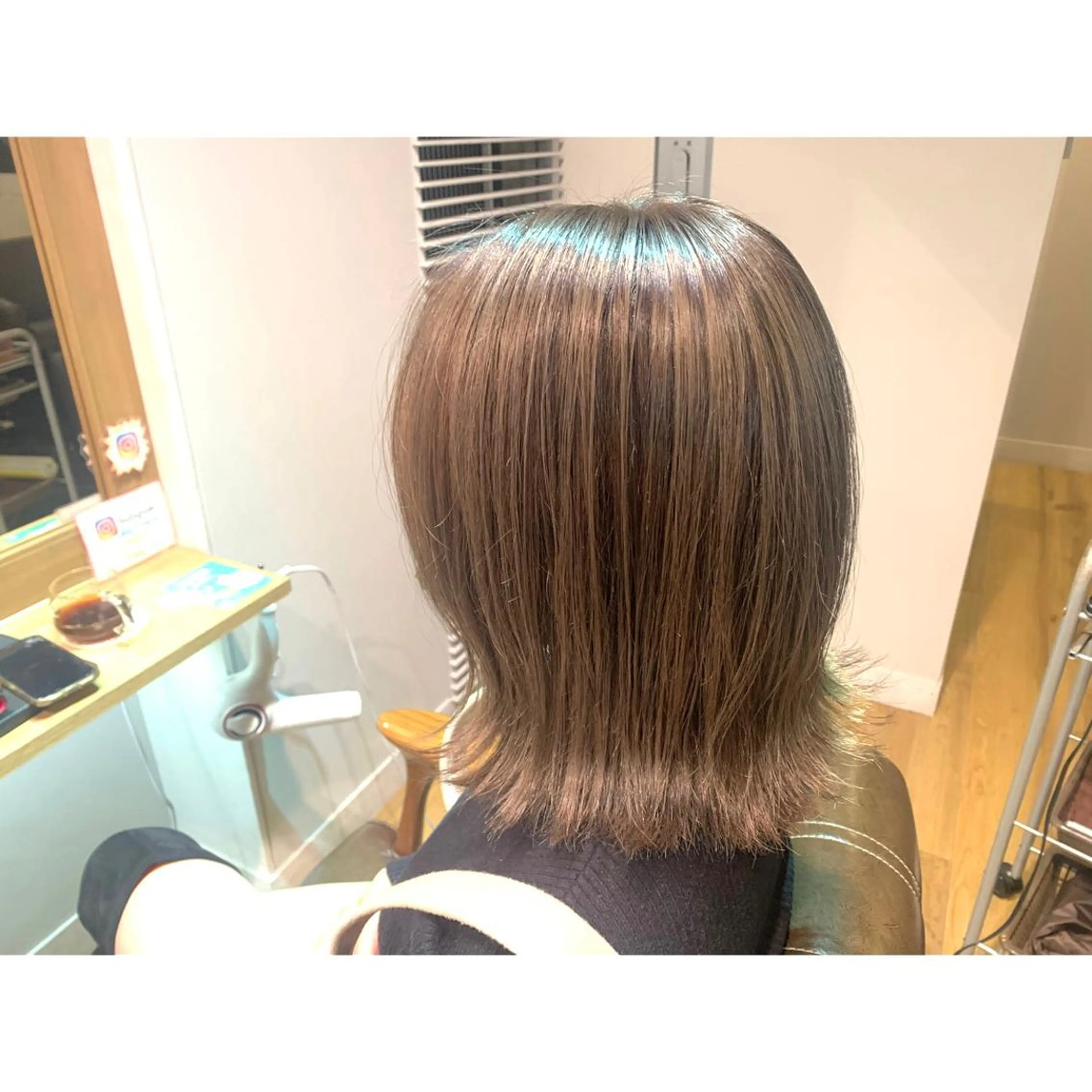 ミディアム カラー グレージュ ツキダテ ユイのヘアスタイル