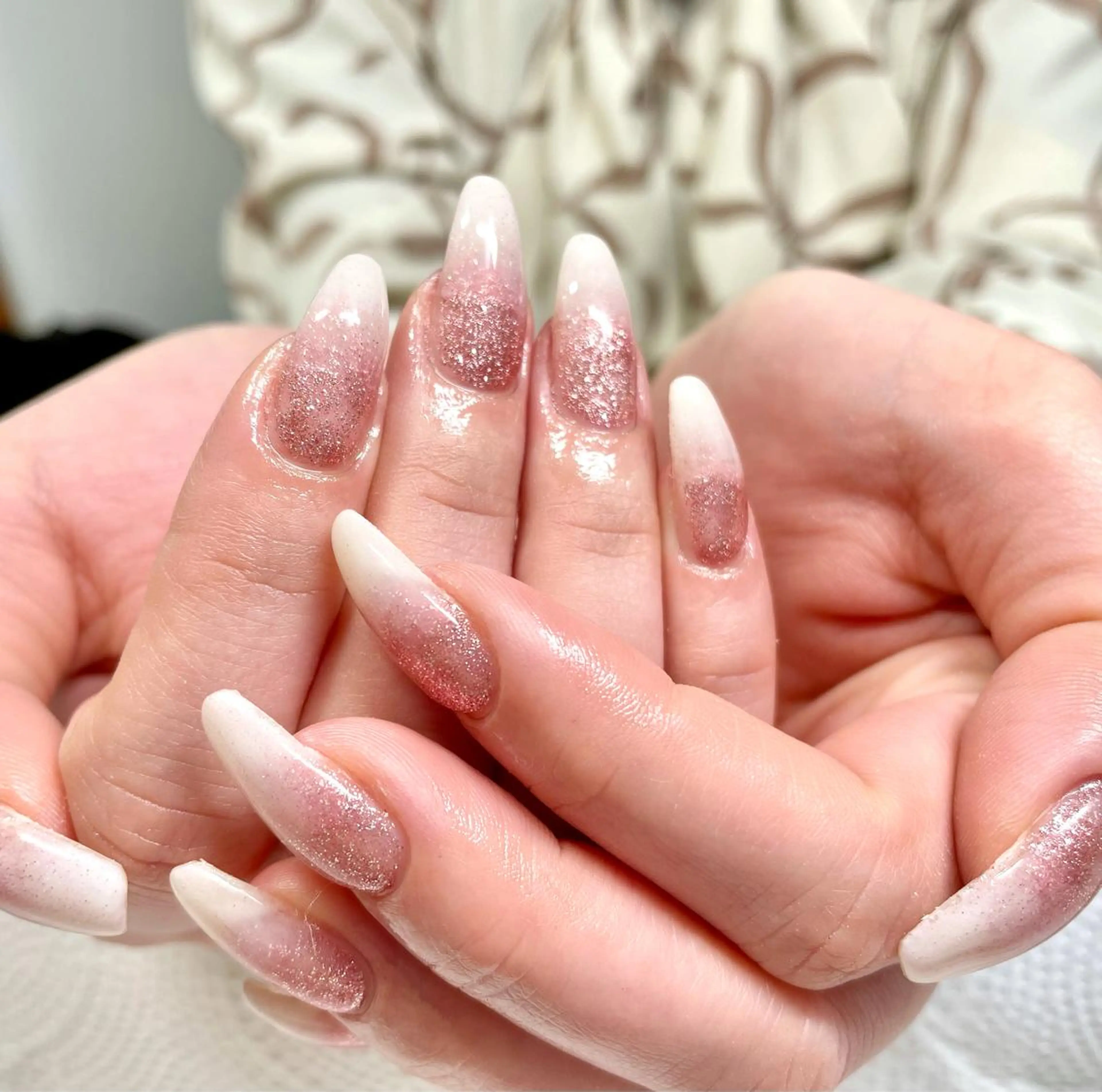 ネイル ジェルネイル グラデーション キラキラネイル 韓国ネイル ラメ(グリッター) 中谷 亜佑美のネイルデザイン