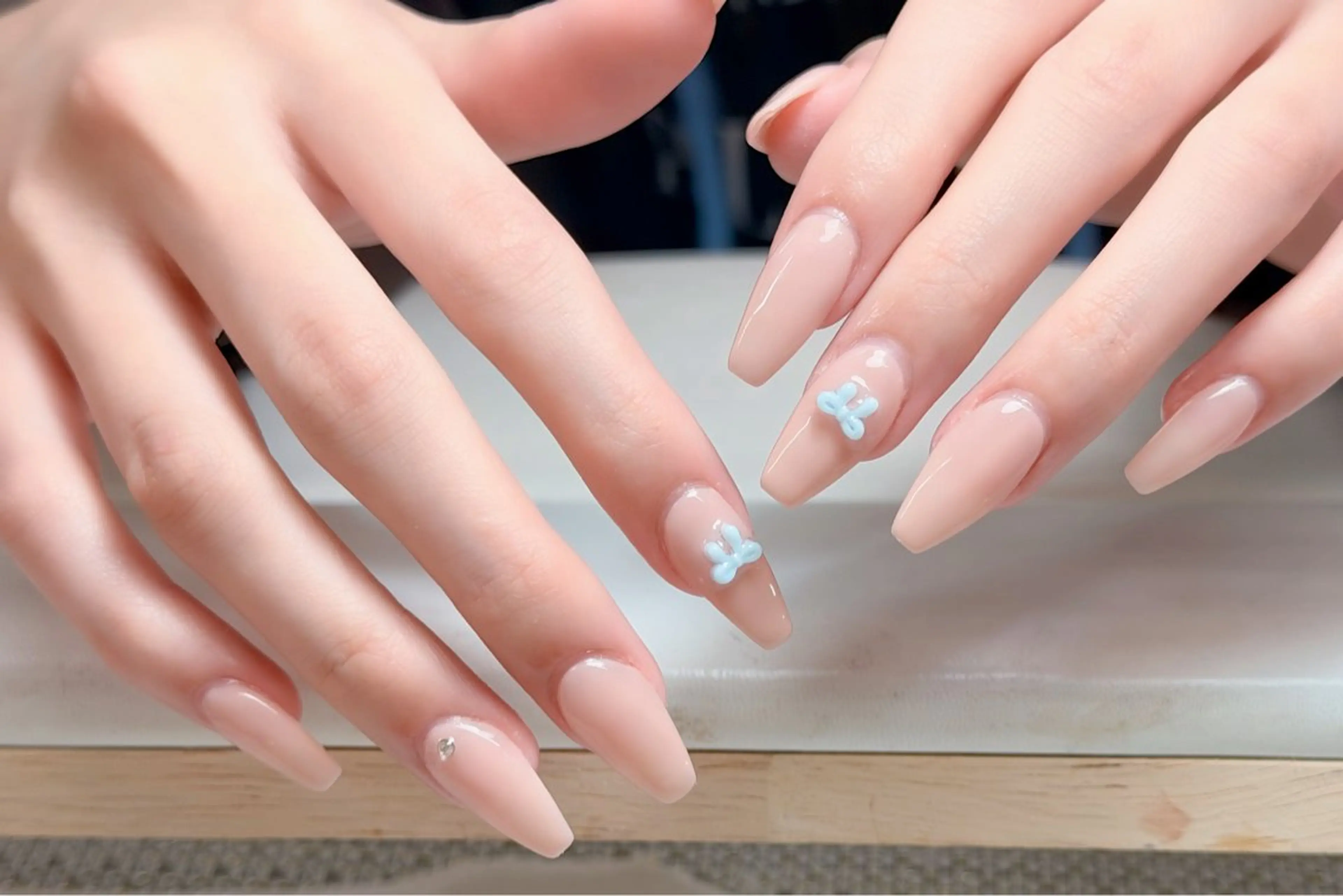 ネイル オーロラネイル ブルー チークネイル フットネイル フレンチネイル ハンドネイル AMI 新大久保のネイルデザイン