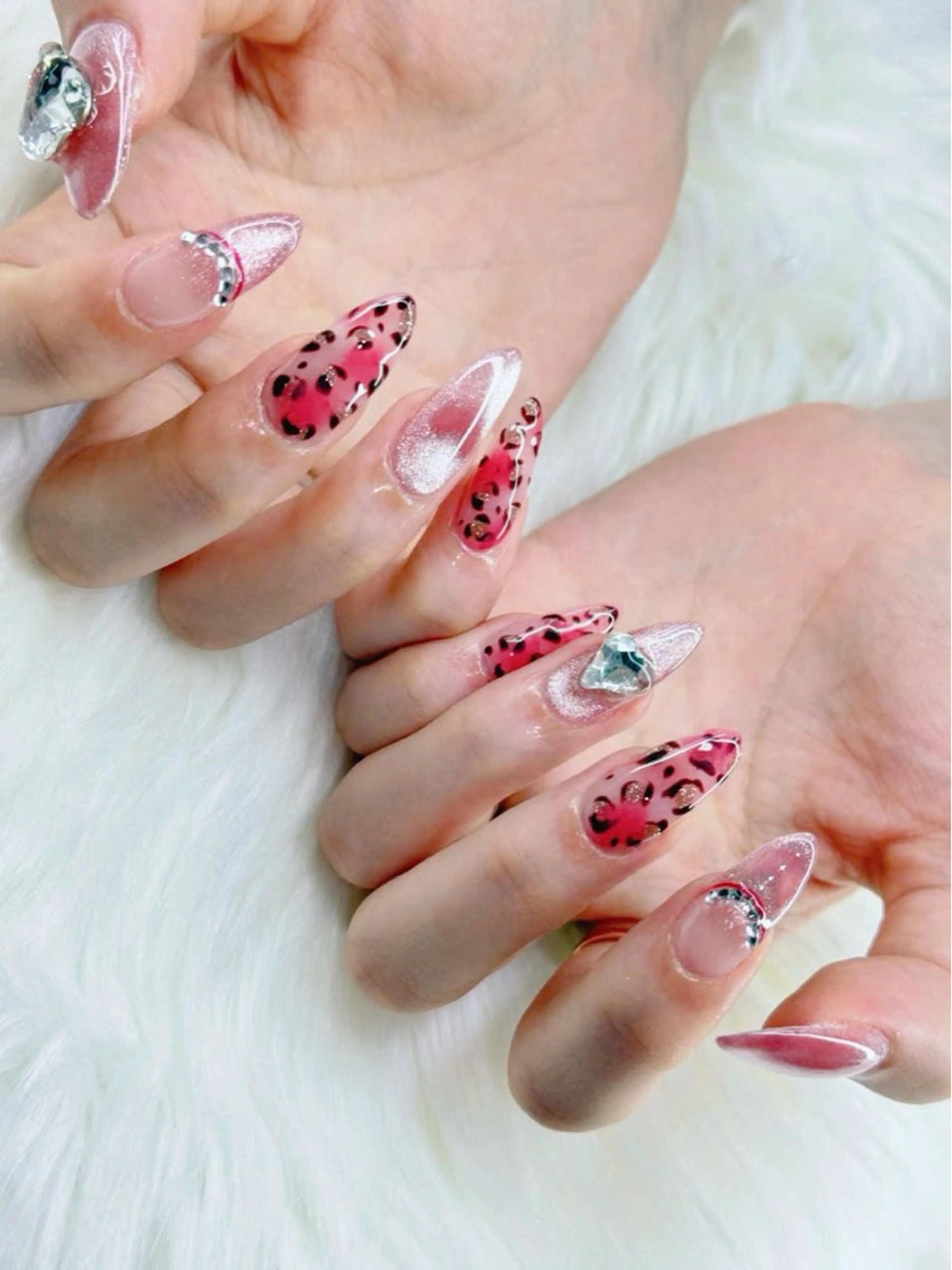 ネイル フレンチネイル グラデーション キラキラネイル 韓国ネイル マグネットネイル ハンドネイル ハンドケア Hara Nail 【パラジェル使用】のネイルデザイン