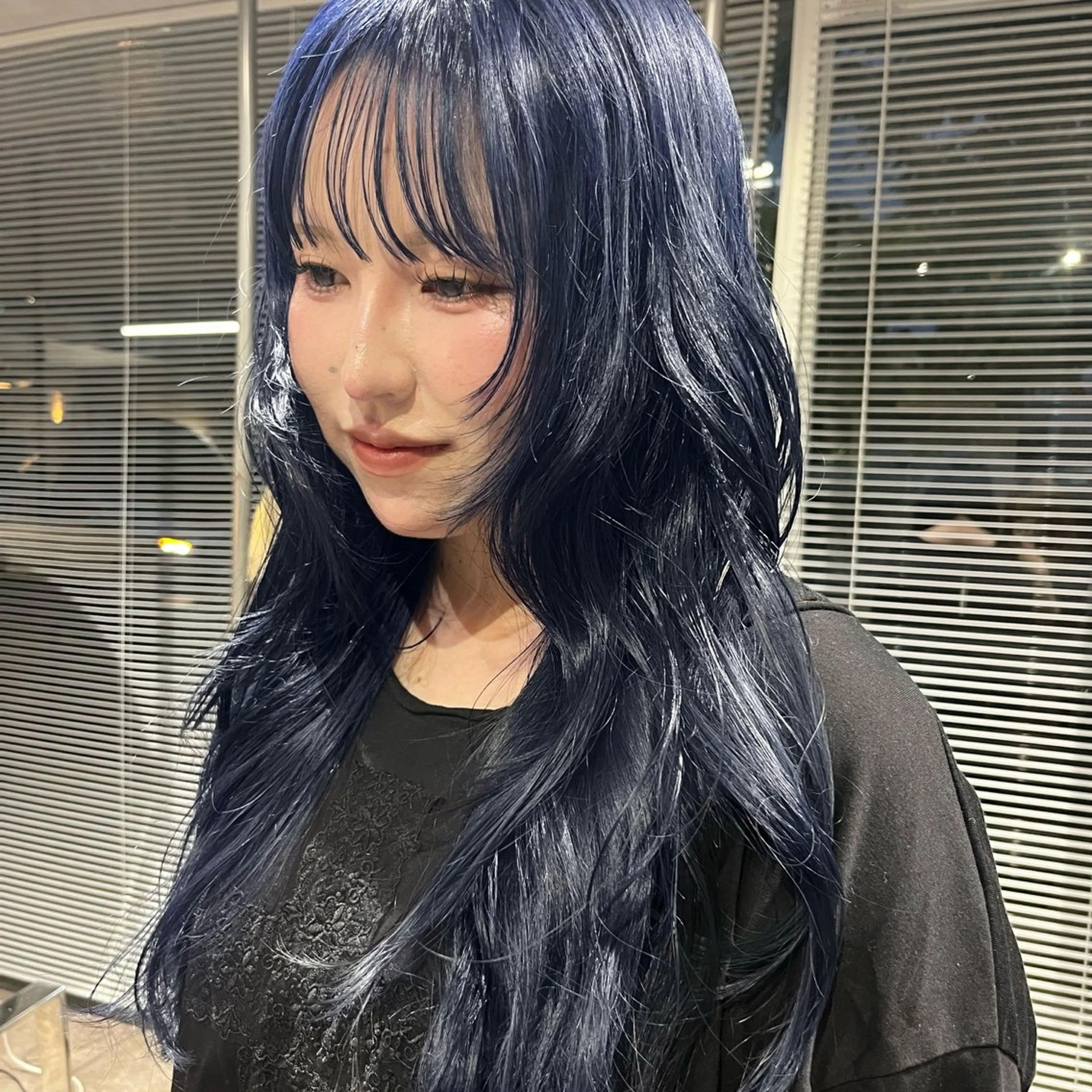 ロング カラー ブリーチ ネイビーカラー レイヤーカット カット ヘアカラー トリートメント yuumi/大濠🪷 顔周り/ハイトーンのヘアスタイル