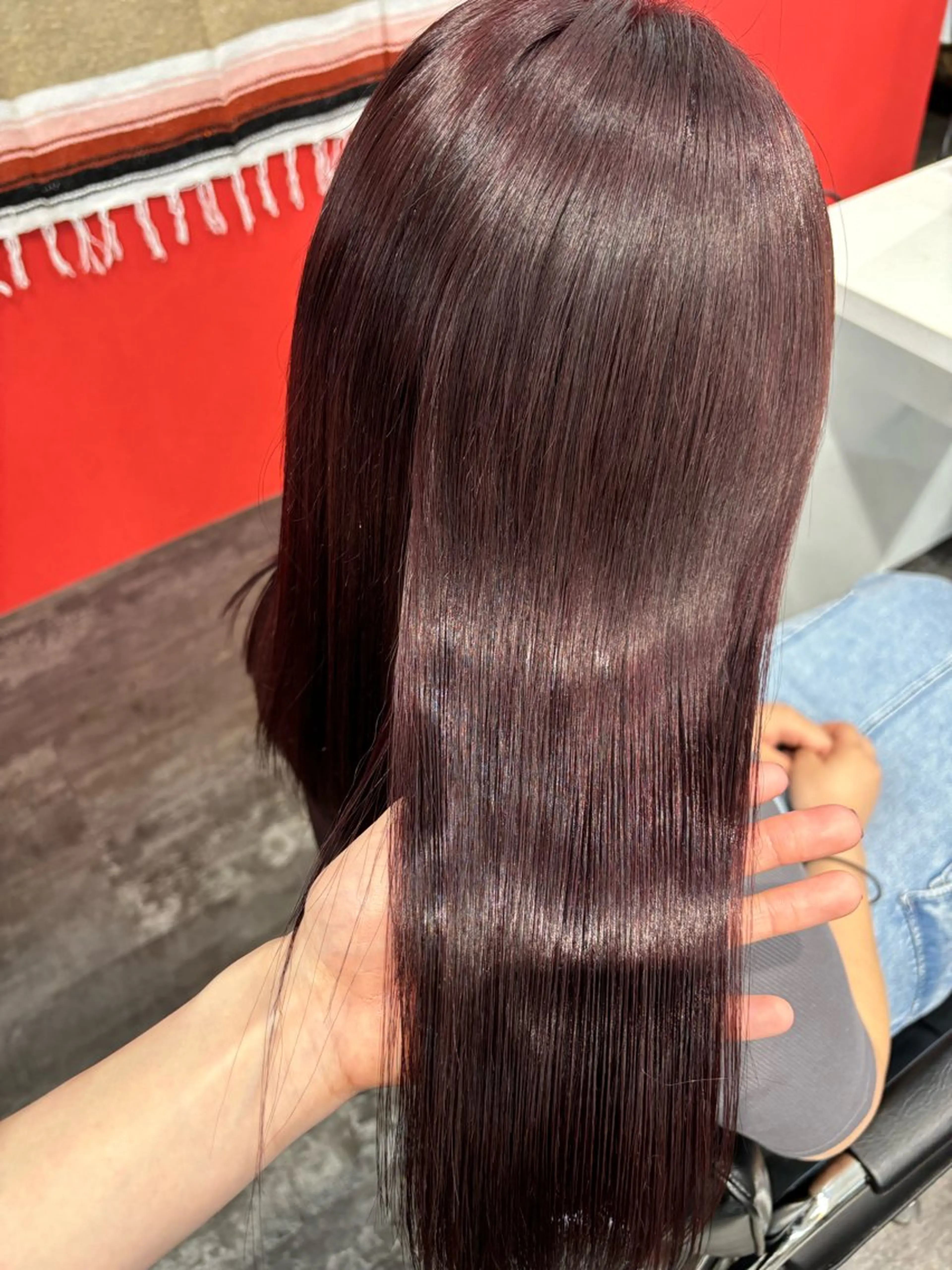 セミロング カラー カシス LOMARLIE JURIAのヘアスタイル