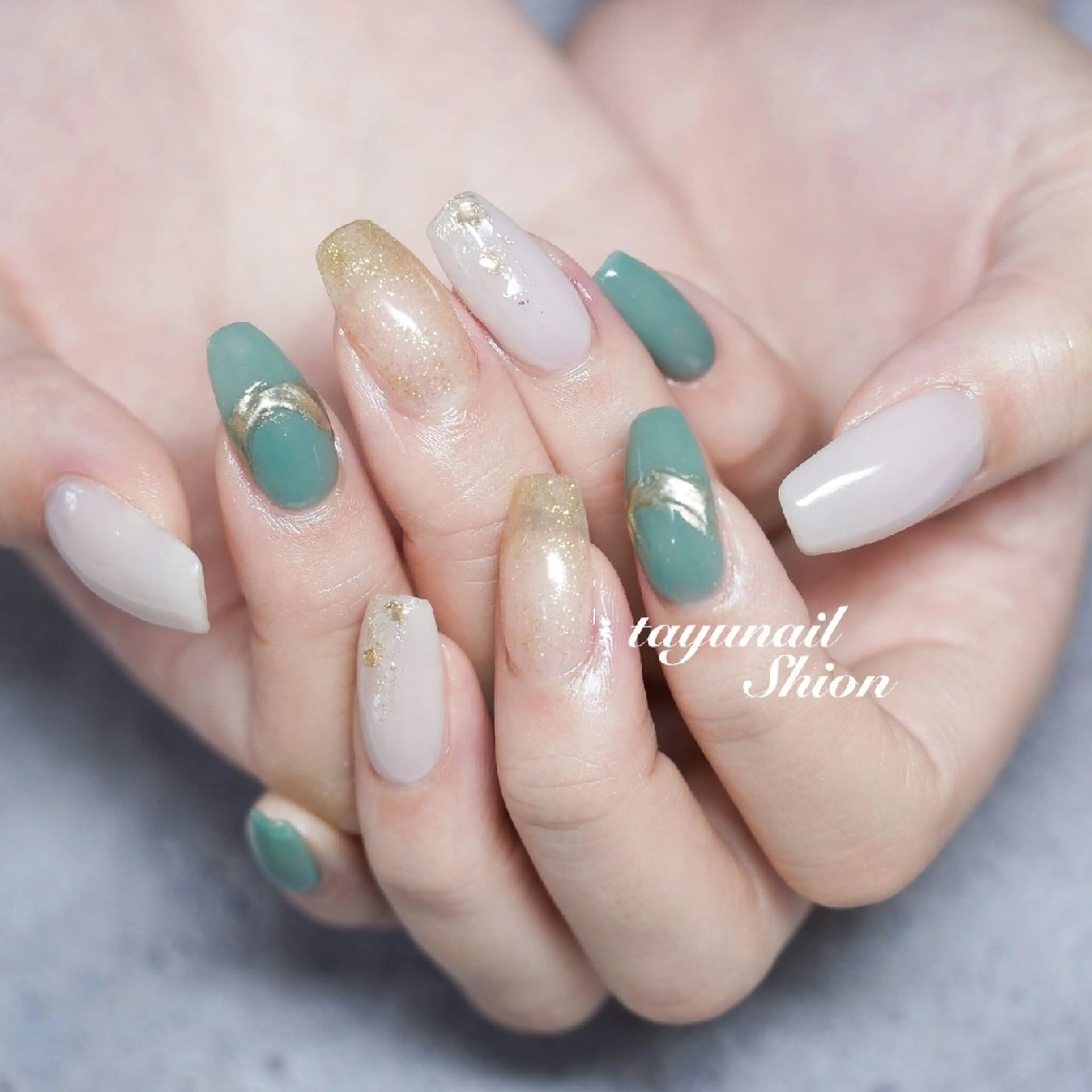 ネイル ジェルネイル グリーン ミラーネイル ニュアンスネイル パラジェル ネイルサロン 【たゆnail】のネイルデザイン