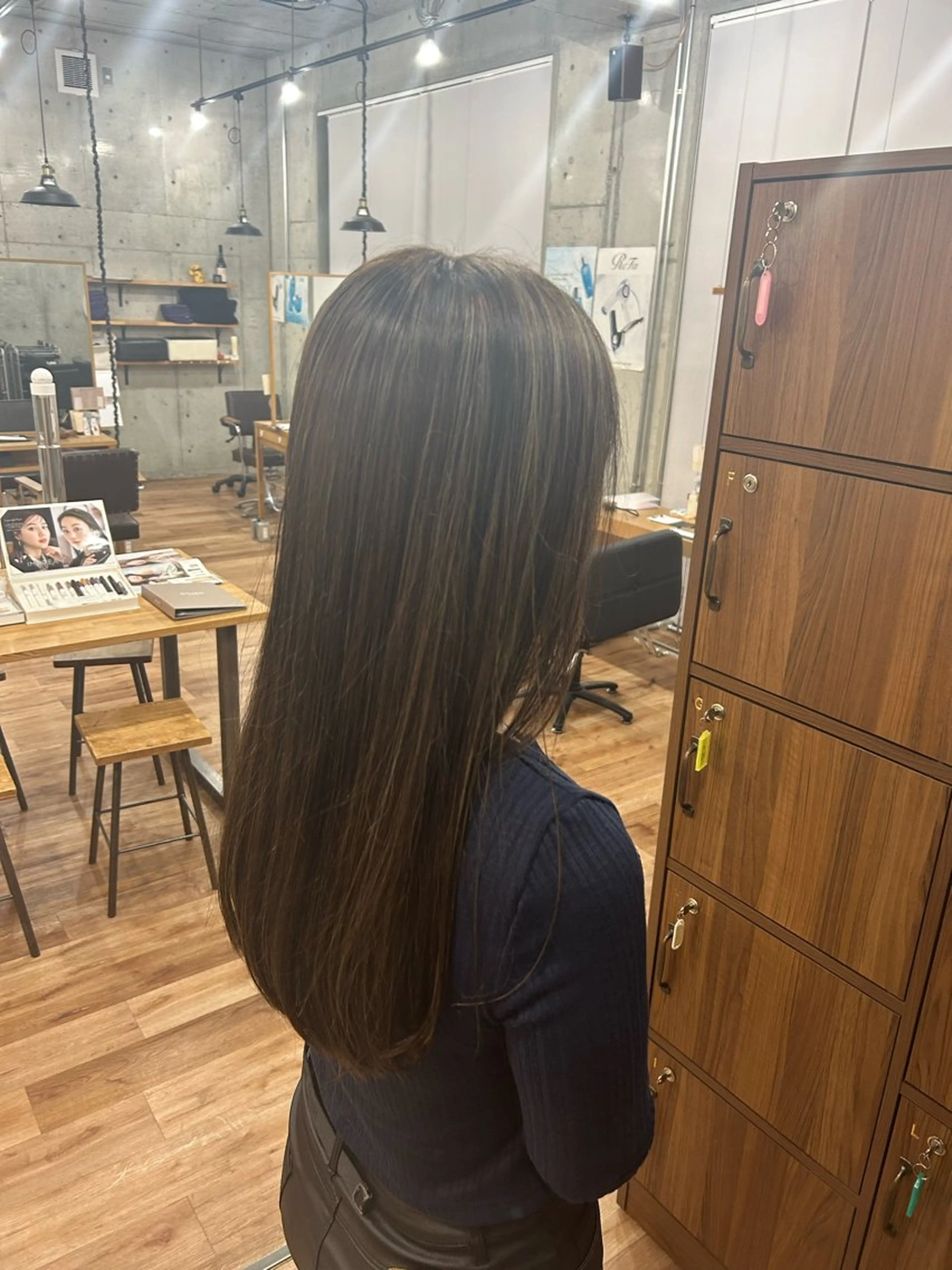 ロング ハイライト 土佐 凪紗のヘアスタイル