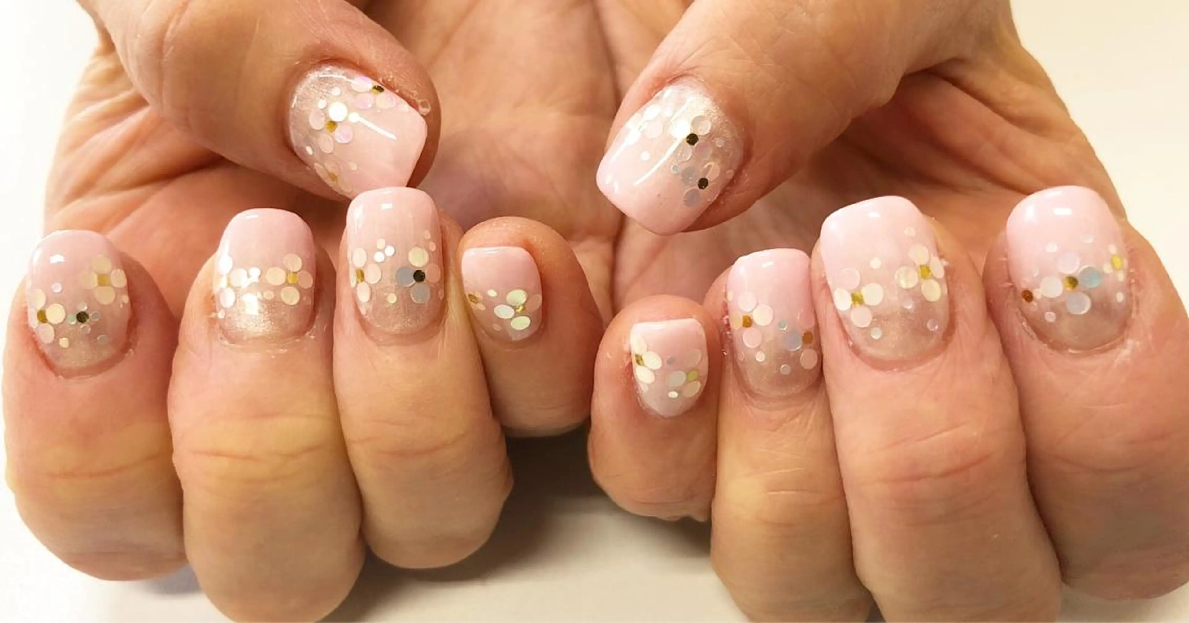 ネイル マツエク・マツパ カラーマツエク グラデーション ホログラムネイル ピンク esNail&eye イーズネイル＆アイのネイルデザイン