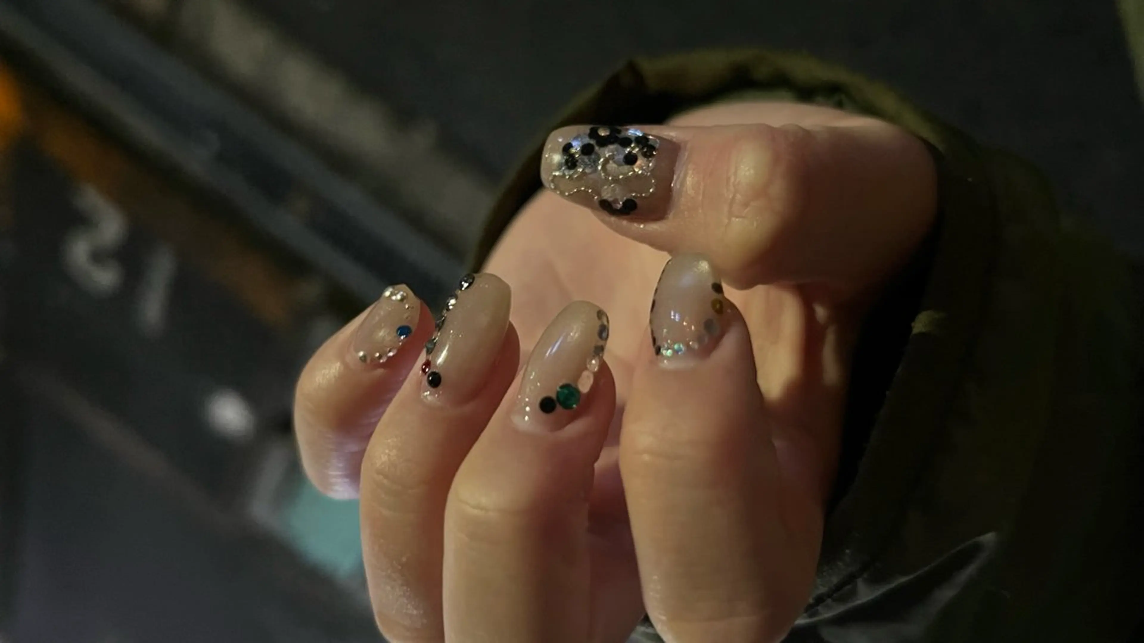 ネイル シンプルネイル ストーンネイル ウエチ ノリカ🐸のネイルデザイン