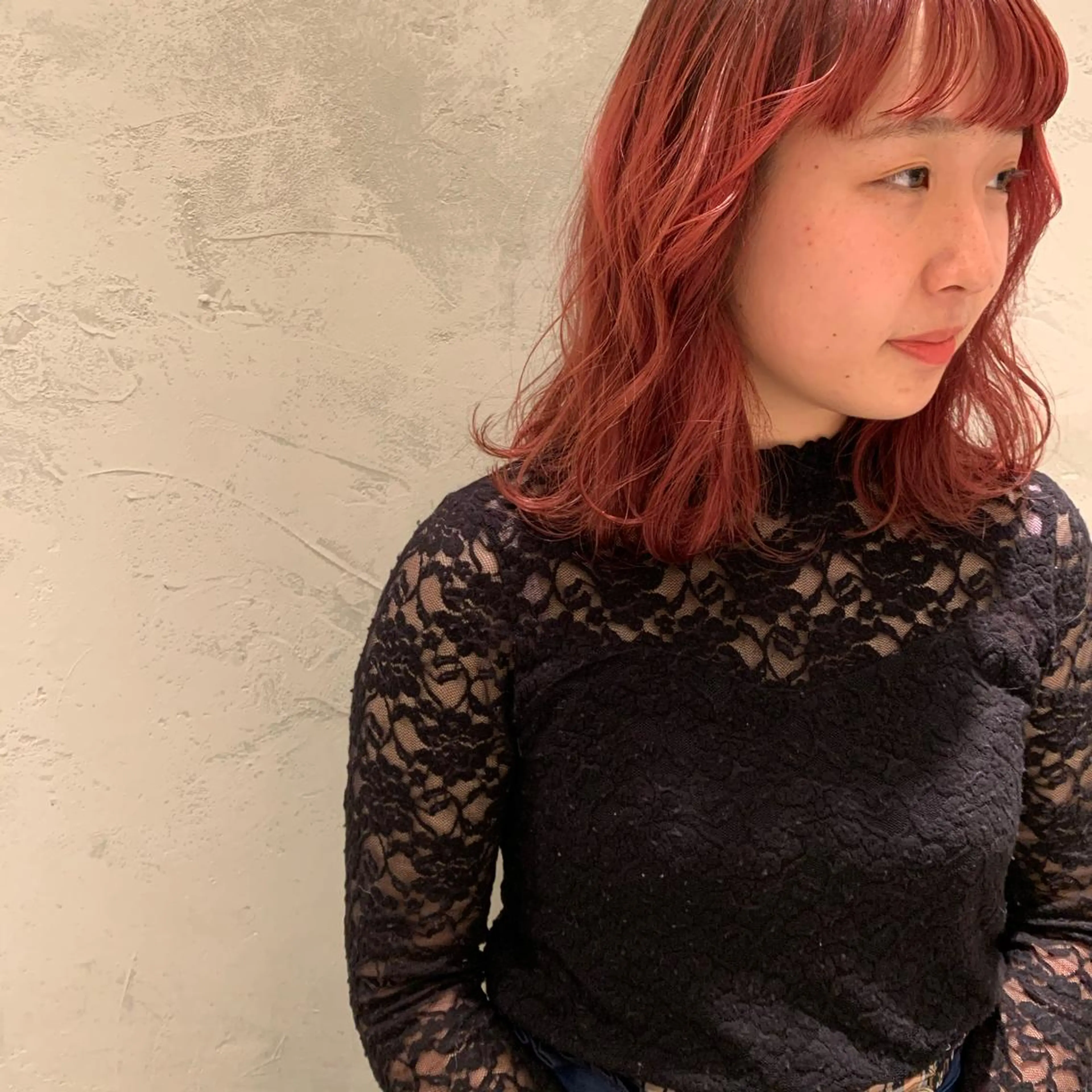 ミディアム カット ヘアカラー SAKINO． ベージュカラーのヘアスタイル
