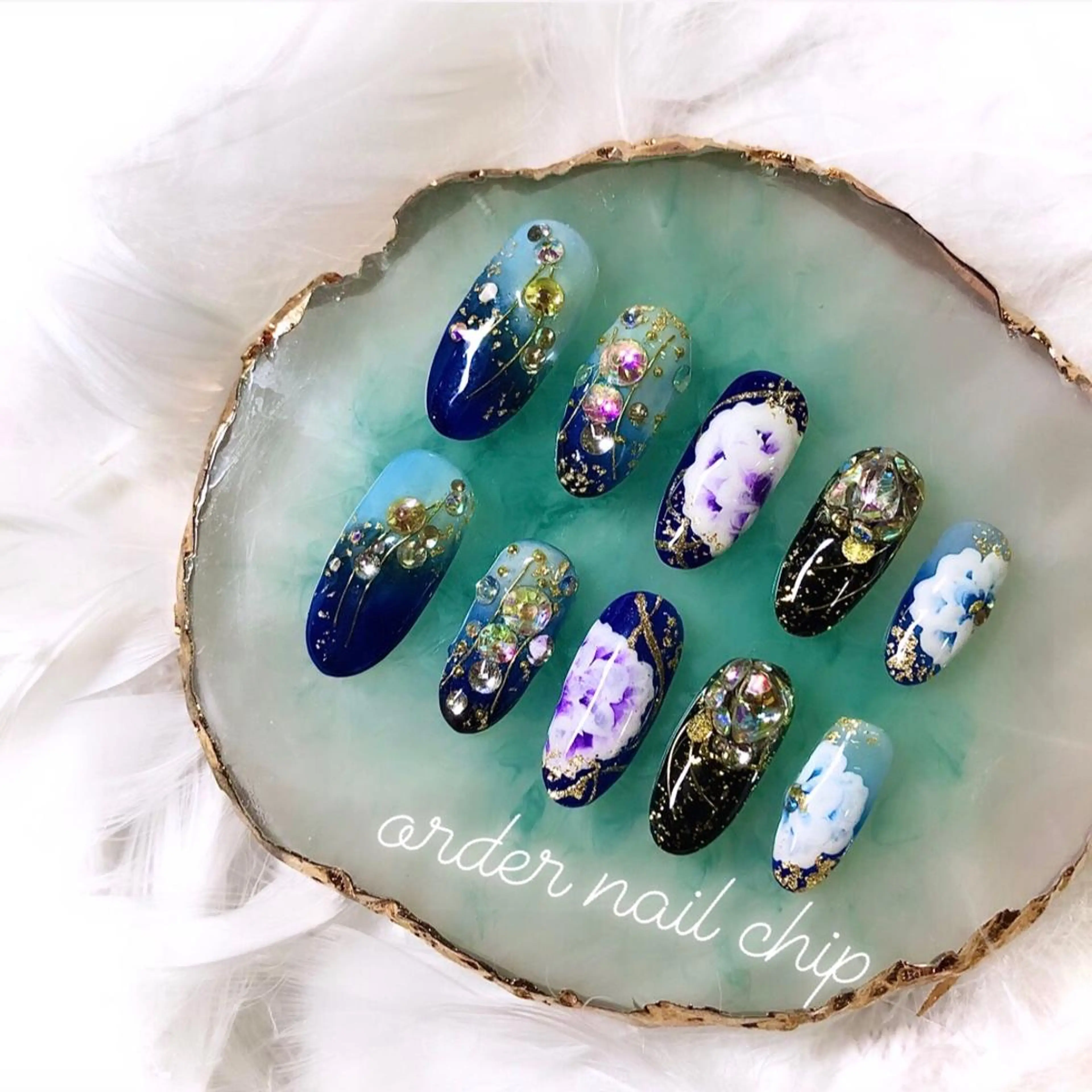 ネイル 成人式 フットネイル フレンチネイル ジェルネイル ラメ(グリッター) 𝐍𝐄𝐎 𝐉𝐔𝐑𝐈のネイルデザイン