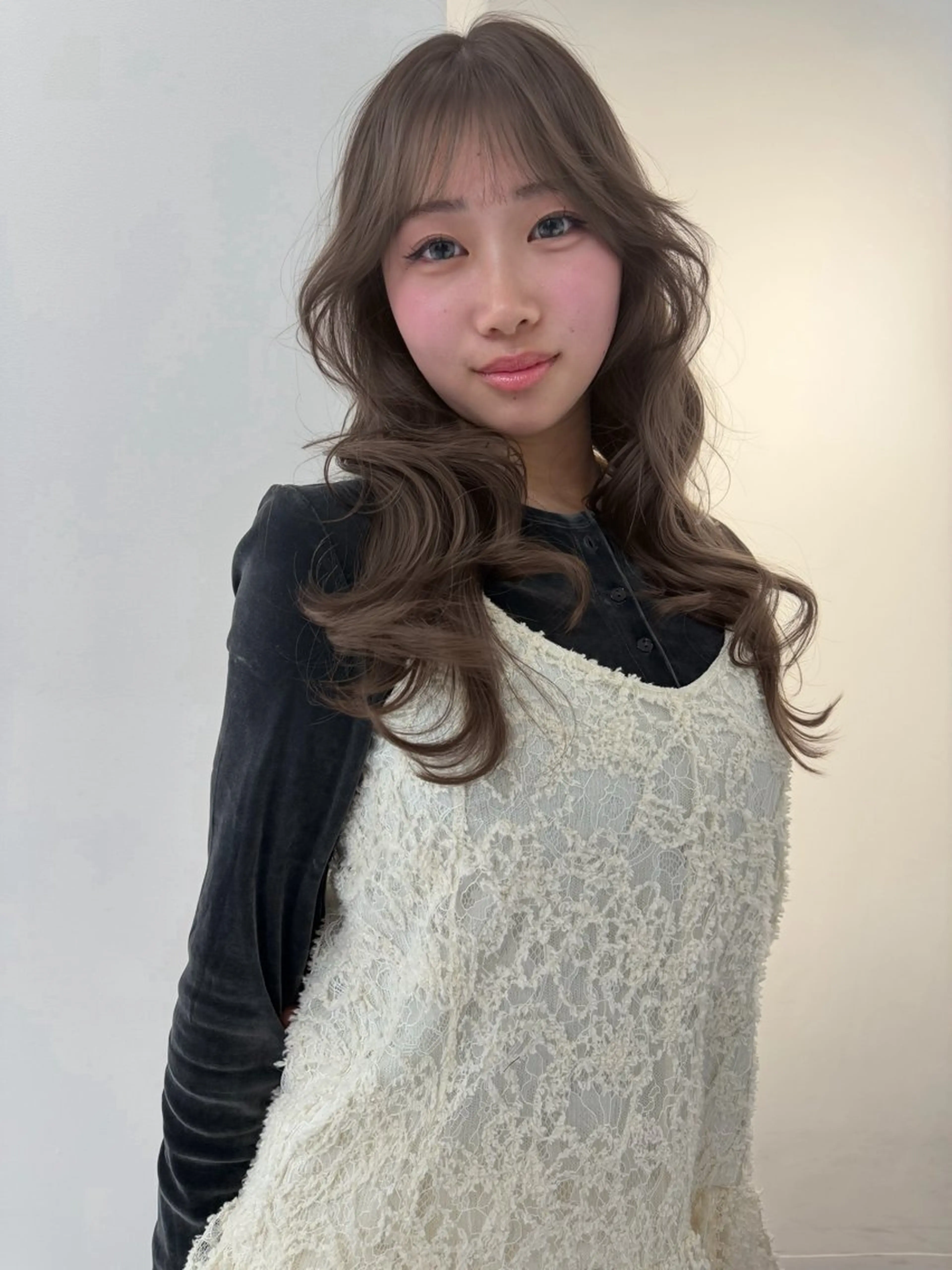 ロング ハッシュカット 髪質改善 レイヤーカット トリートメント カット ヘアカラー トリートメント TATSUブリーチ/ ミルクティーベージュのヘアスタイル