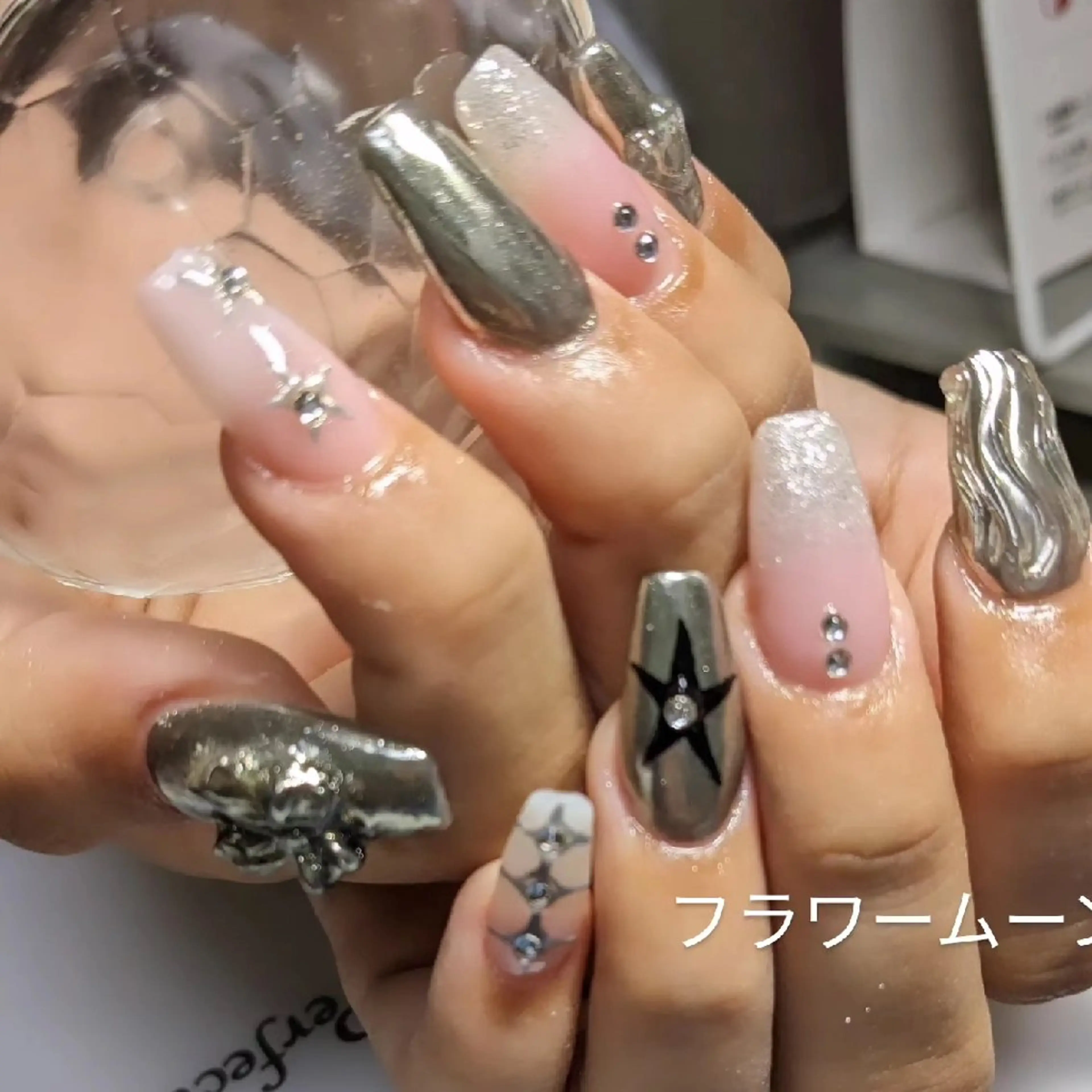 ネイル グラデーション ミラーネイル ハンドネイル ハンドケア フラワー ムーンのネイルデザイン