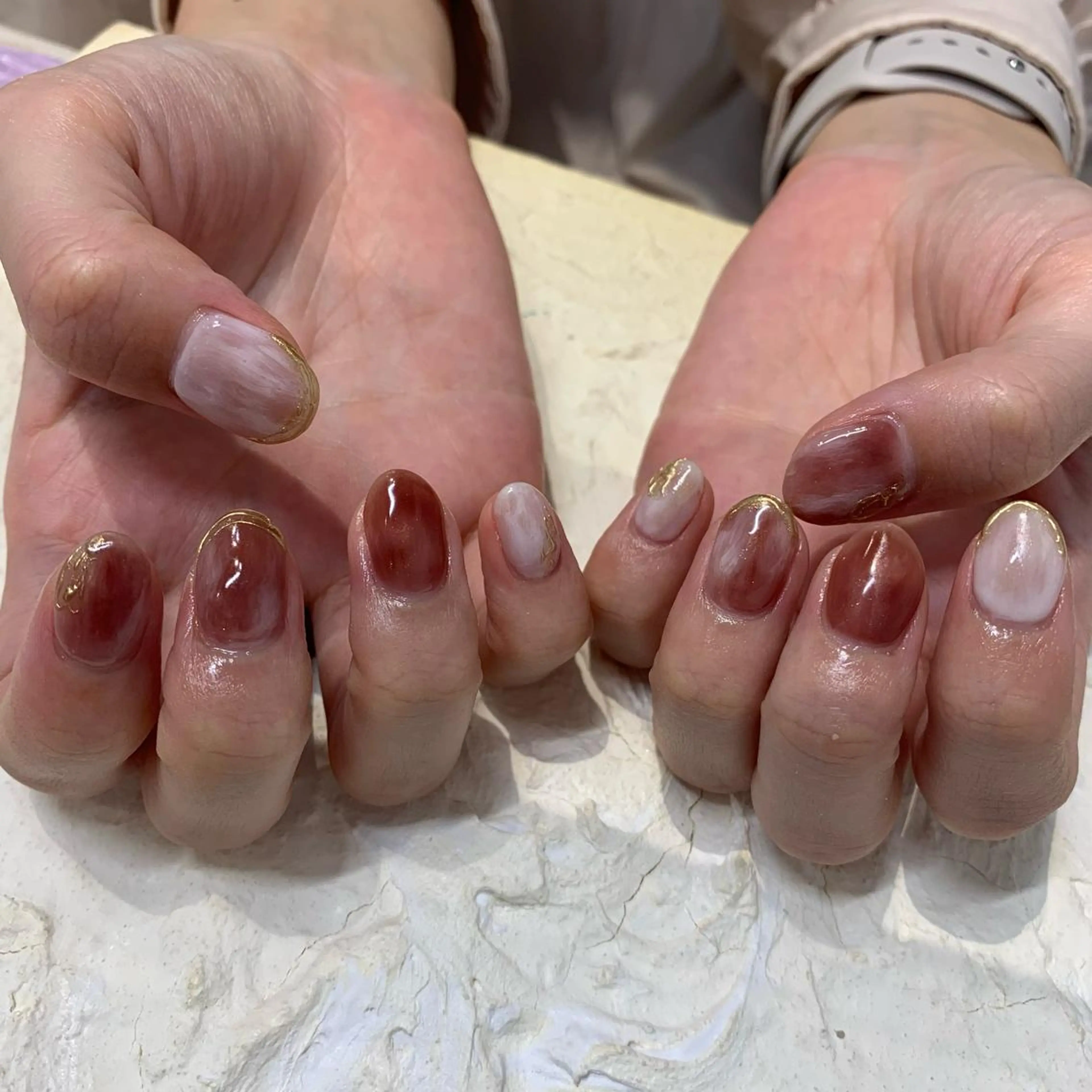 ネイル ブラウン マキノ ユイのネイルデザイン