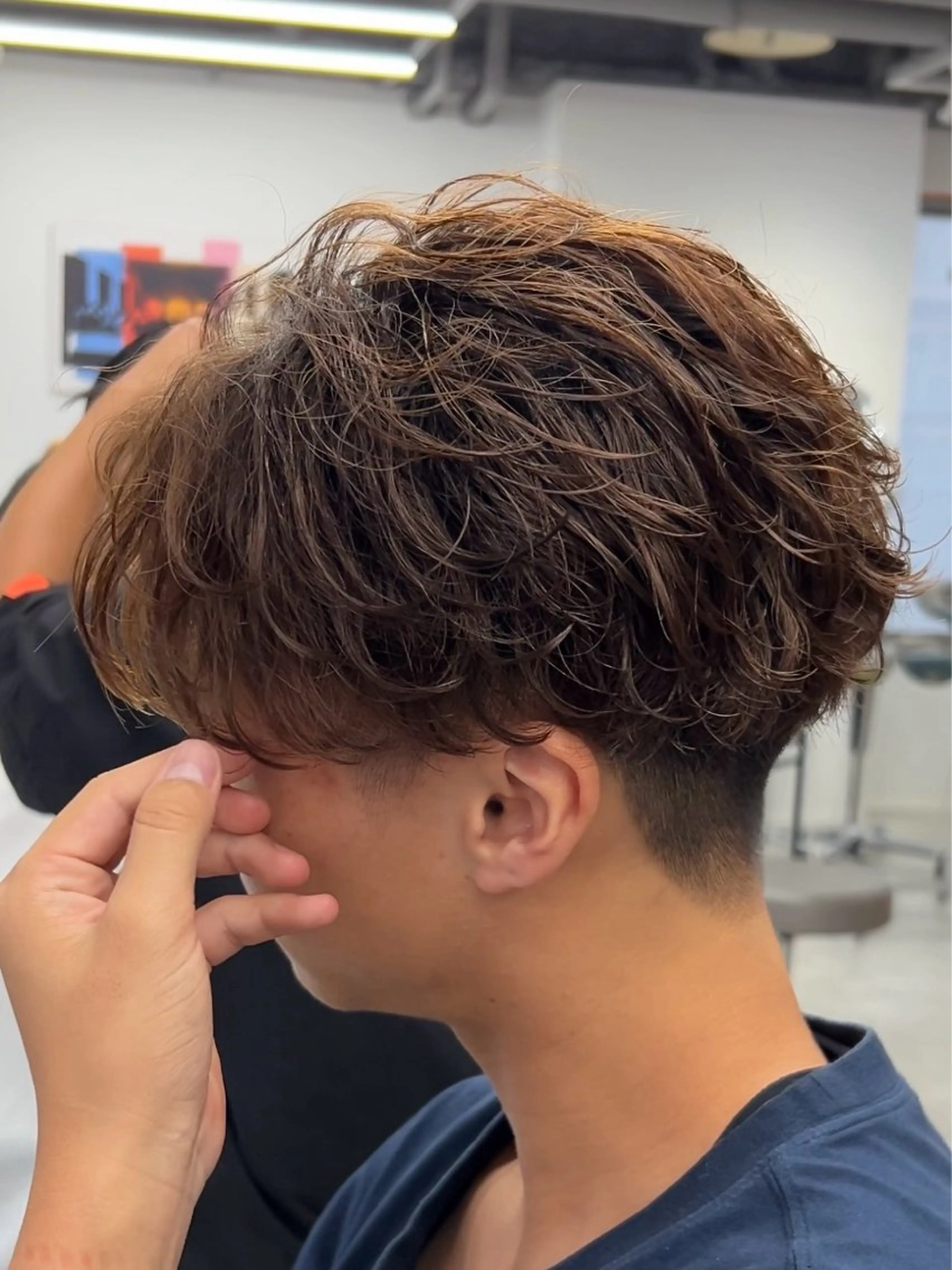 ショート カラー パーマ メンズ センターパート フェザーパーマ メンズパーマ ツイストスパイラルパーマ スパイラルパーマ カット パーマ メンズパーマ/ 新潟駅/佐藤裕のヘアスタイル