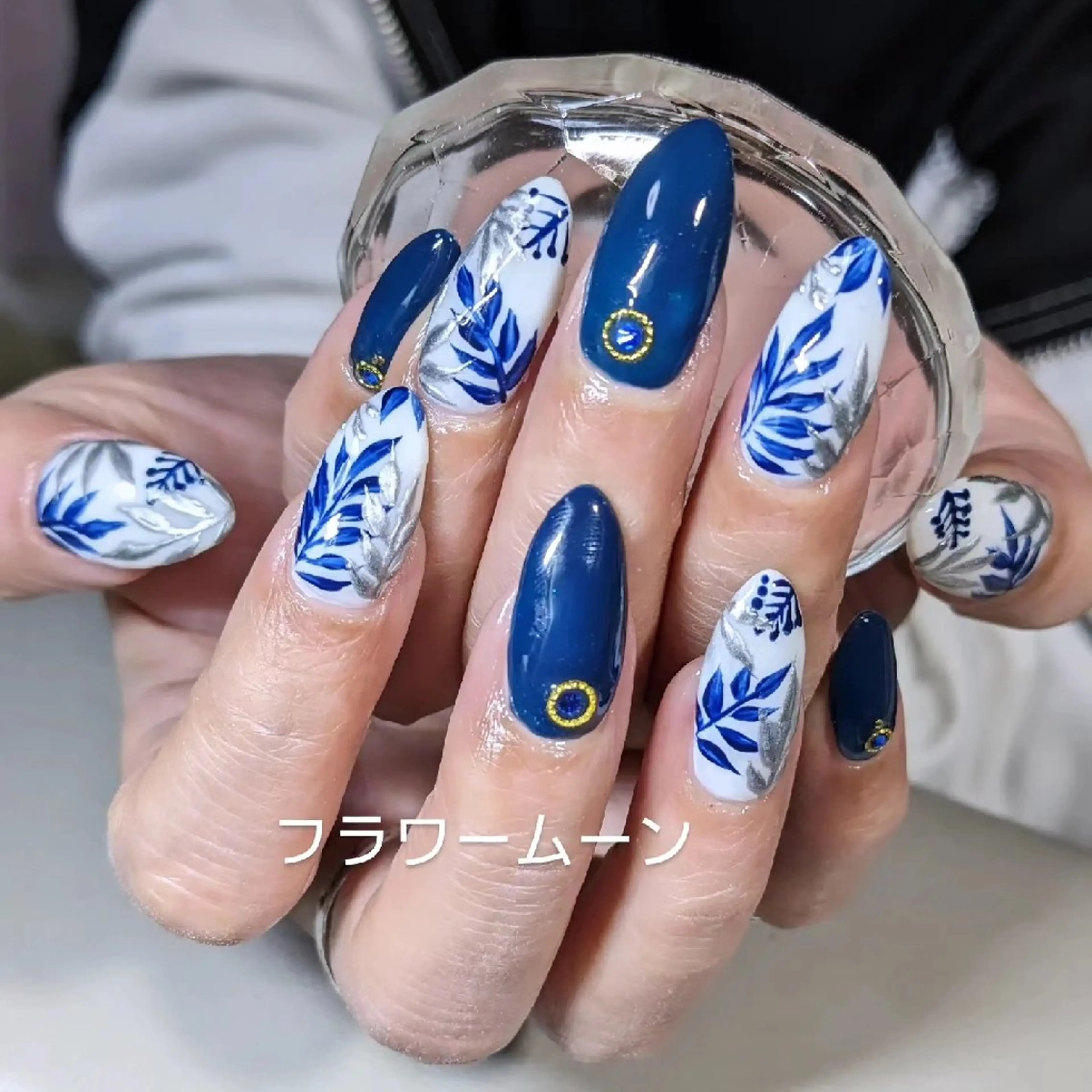 ネイル フラワー ムーンのネイルデザイン