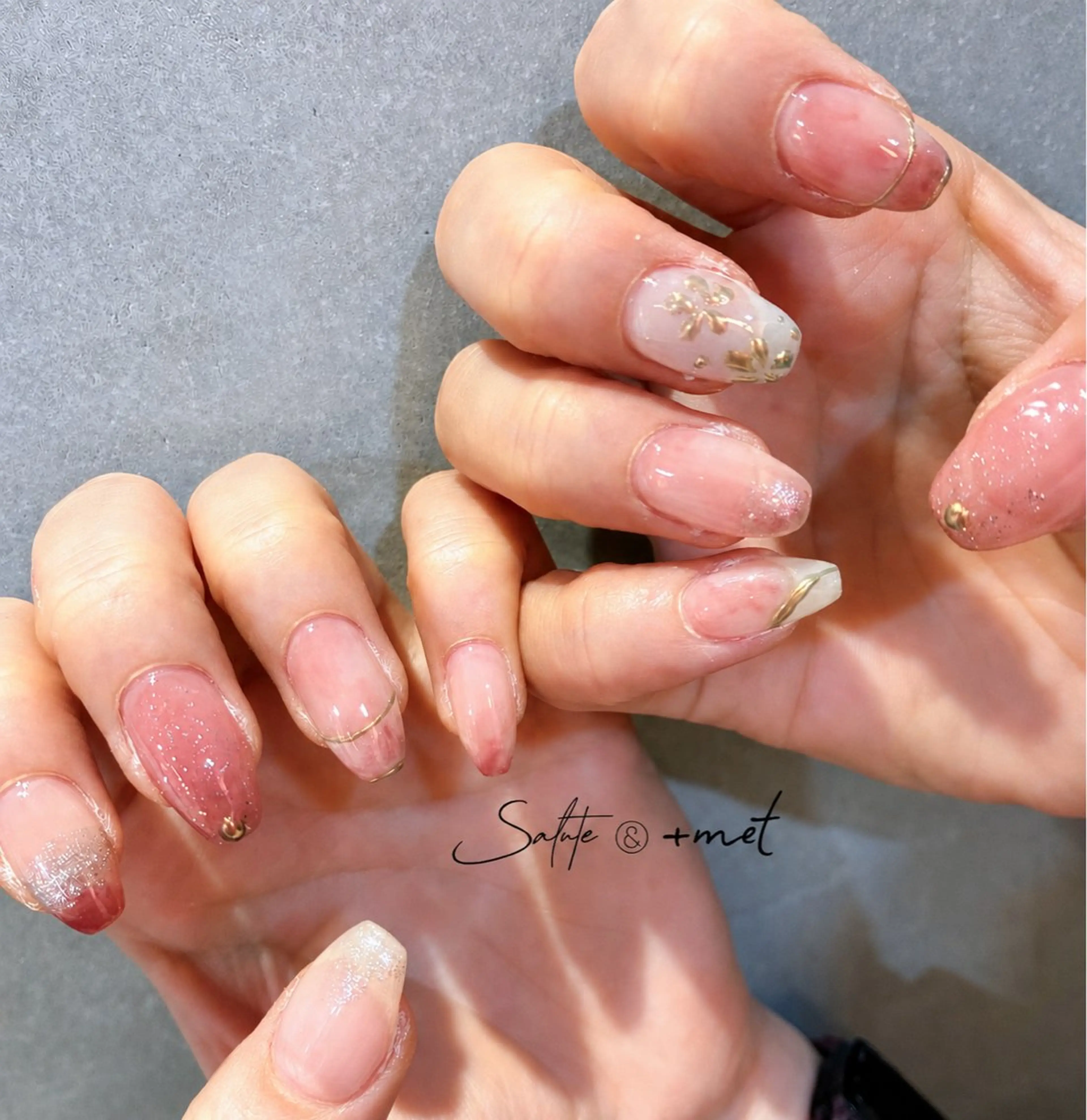 ネイル アートネイル フラワーネイル ゴールド ラメ(グリッター) オフィスネイル ハンドネイル 渋谷 怜奈のネイルデザイン