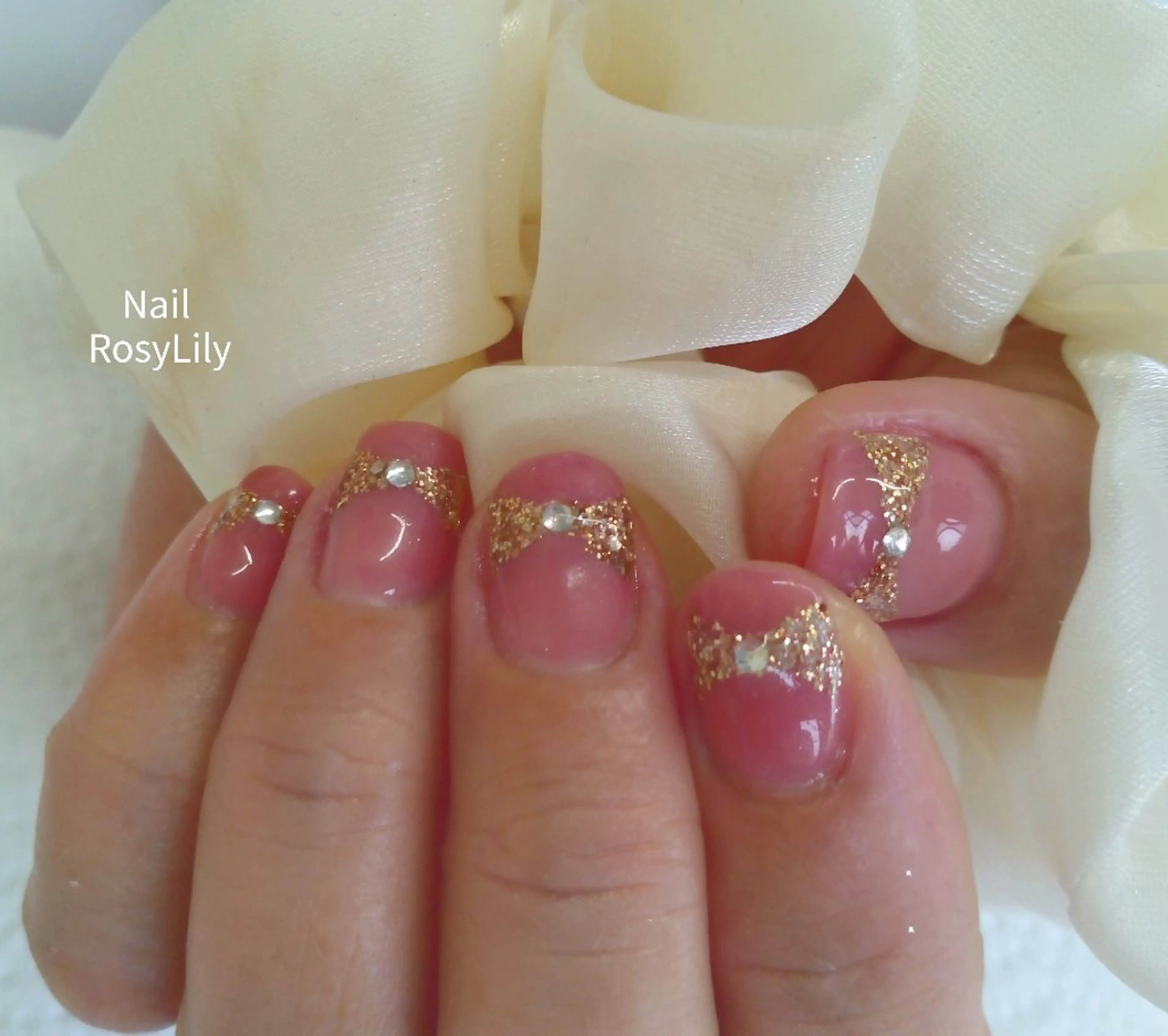 ネイル ラメ(グリッター) リボン ストーンネイル ハンドネイル ハンドケア プライベートサロン Rosy Lilyのネイルデザイン