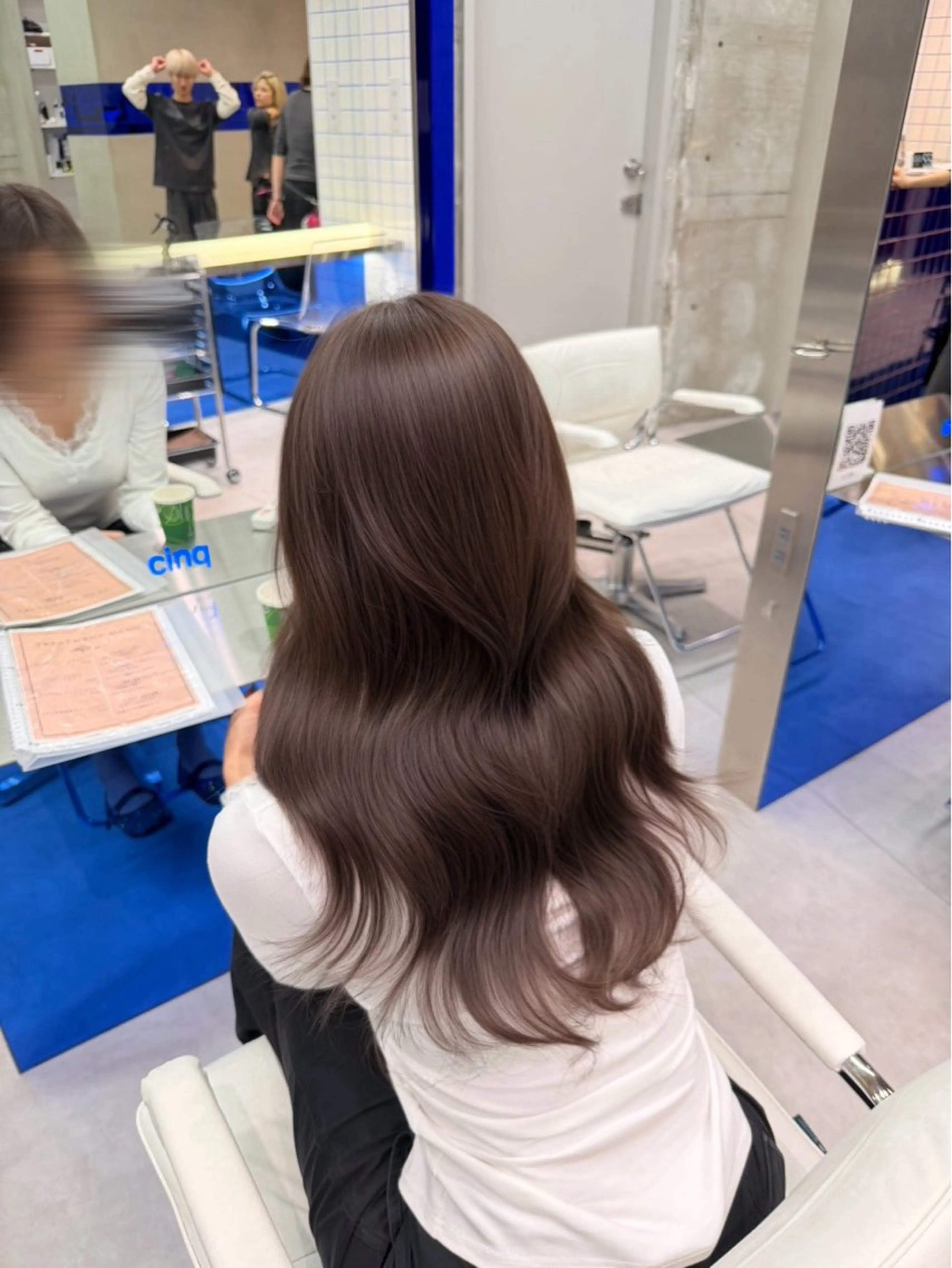 ロング カラー つやつやブラウンカラ ーあすかのヘアスタイル