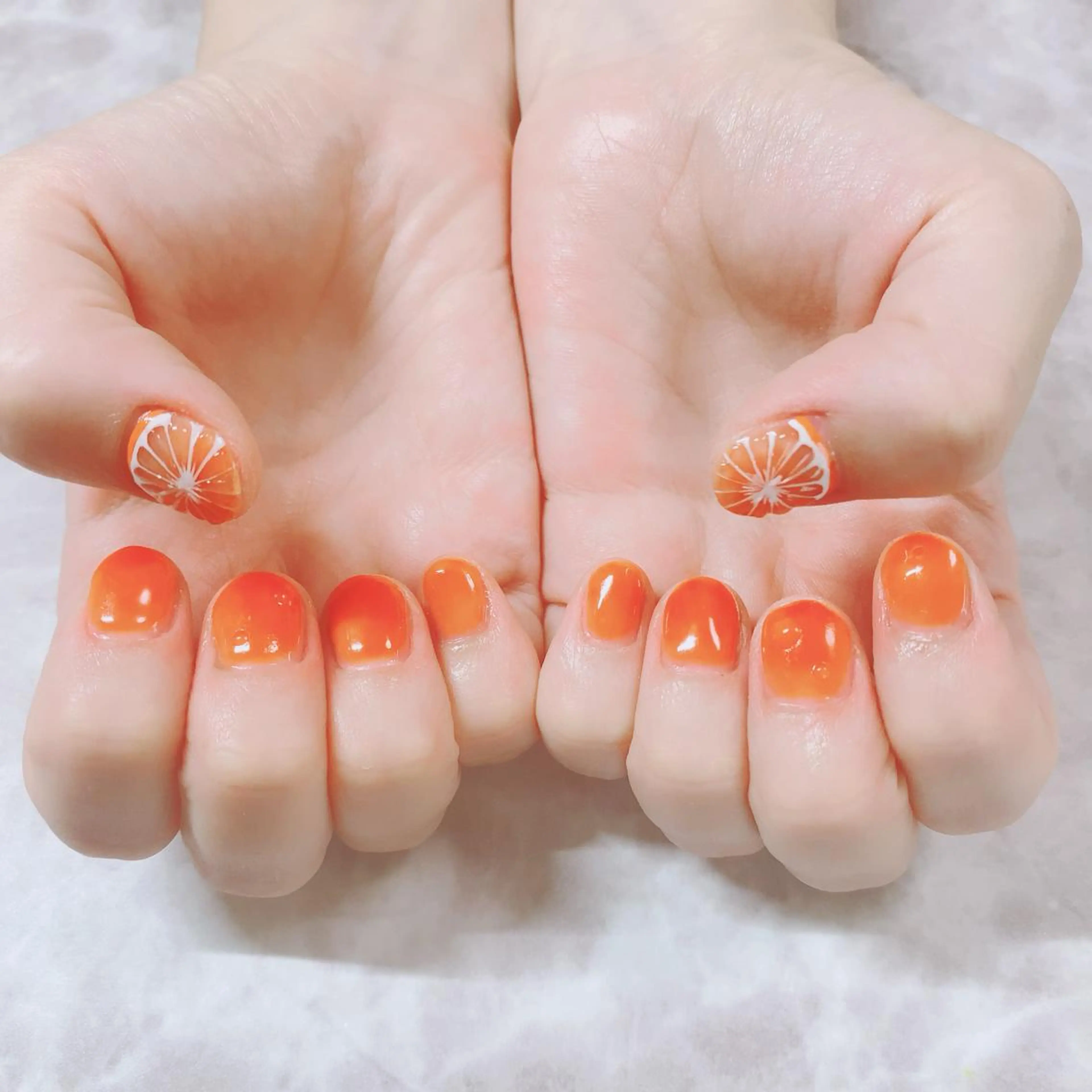 ネイル アートネイル オレンジ ショートネイル シンプルネイル 夏ネイル マジョリカ ブルーのネイルデザイン