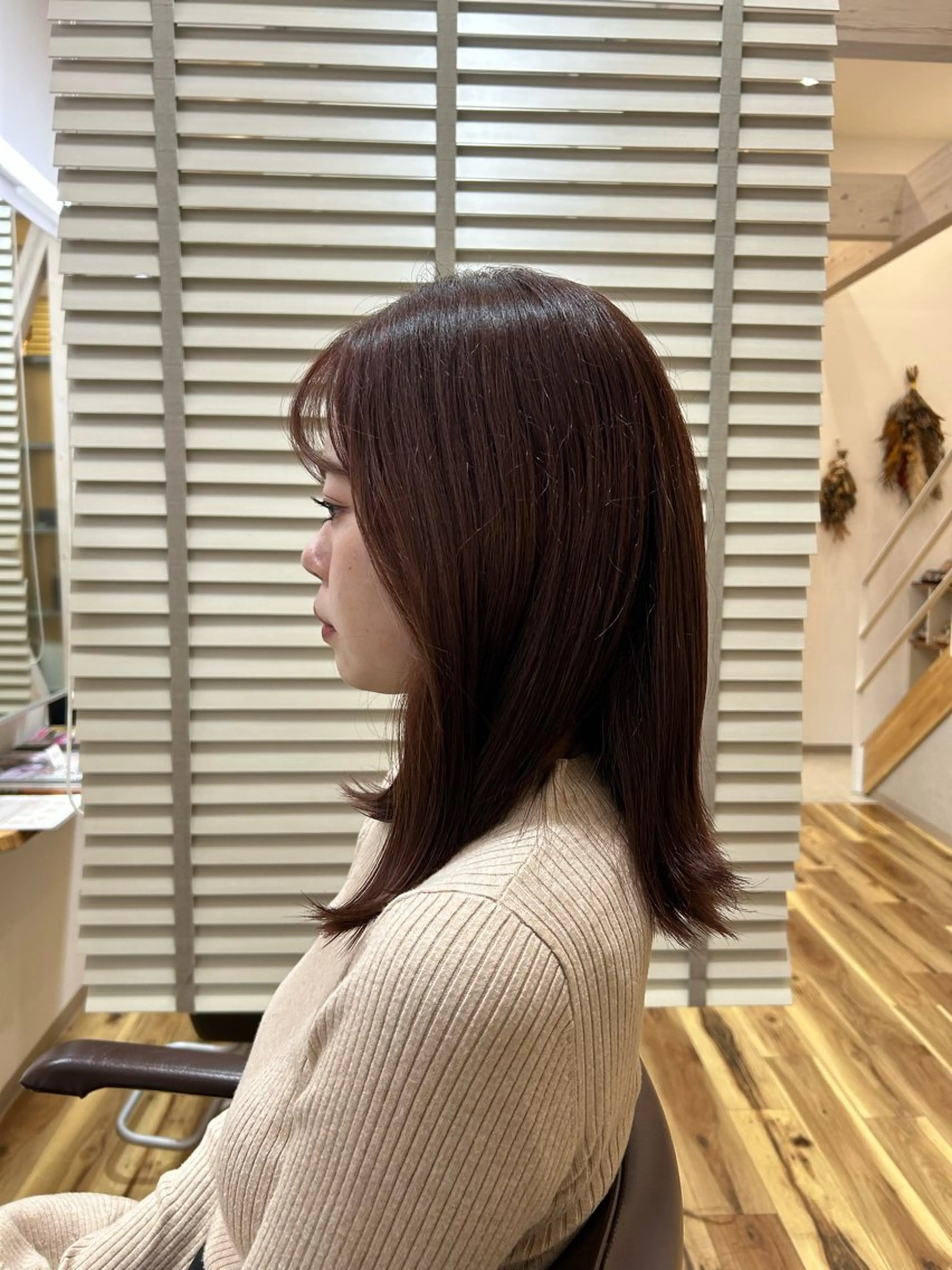 ミディアム レイヤーカット 外ハネヘア カット 根石 結菜のヘアスタイル