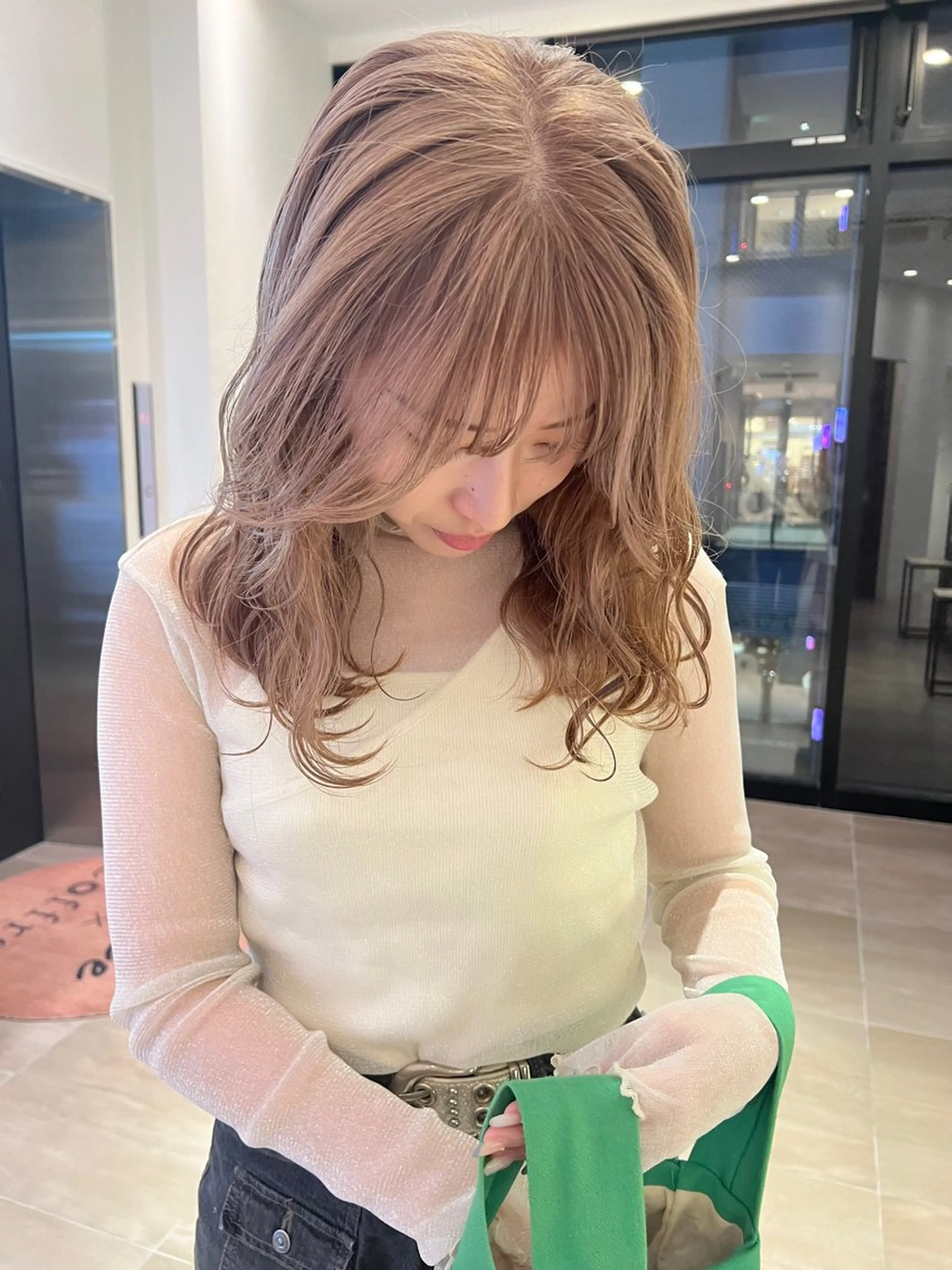 セミロング 岩岡 つなみのヘアスタイル