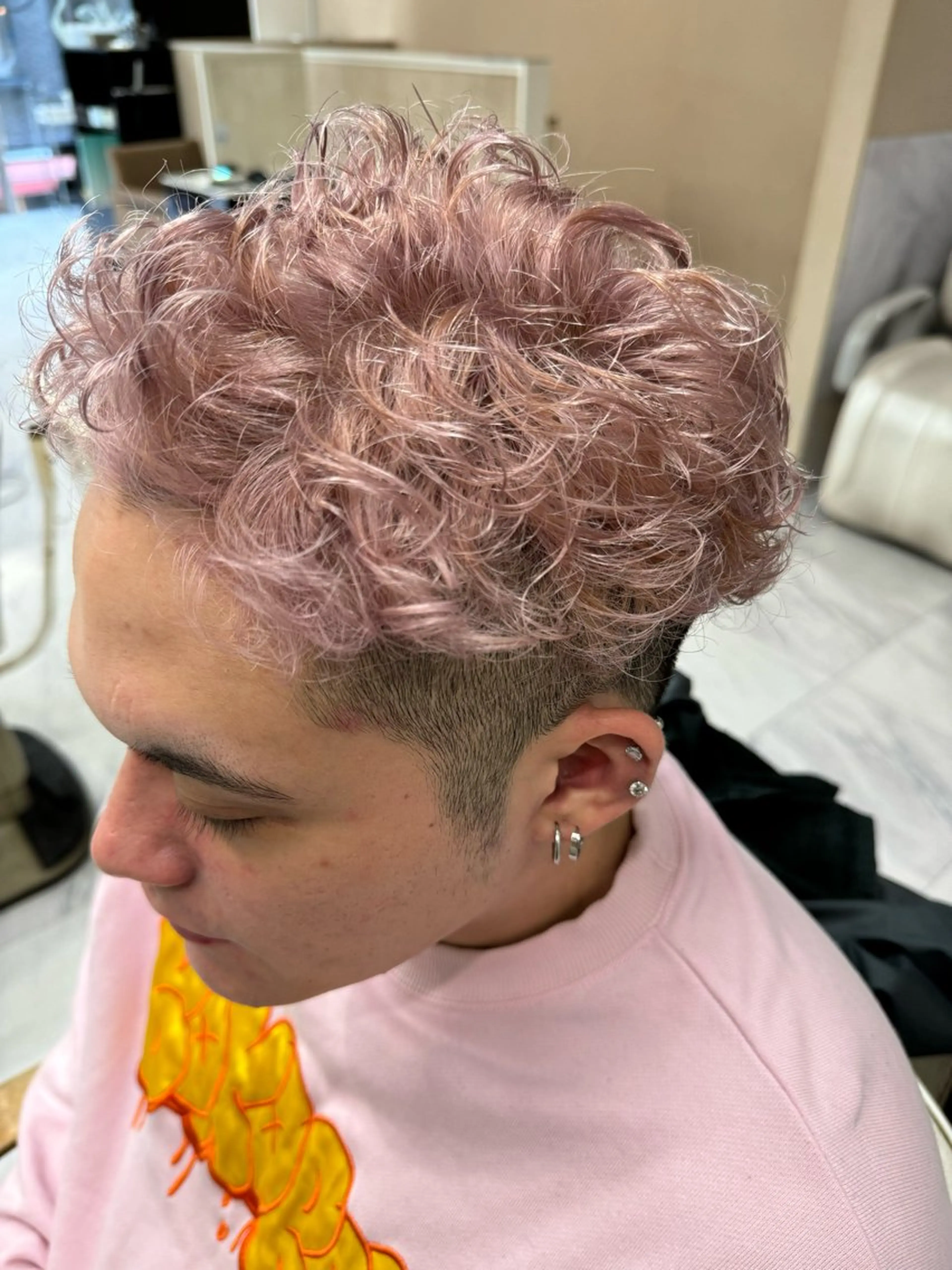 ショート カラー ヘアアレンジ メンズ 切りっぱなしボブ 前下がりボブ メンズブリーチ メンズハイトーン メンズインナーカラー ヘアカラー トリートメント Zina 大宮所属・目黒 碧人のヘアスタイル
