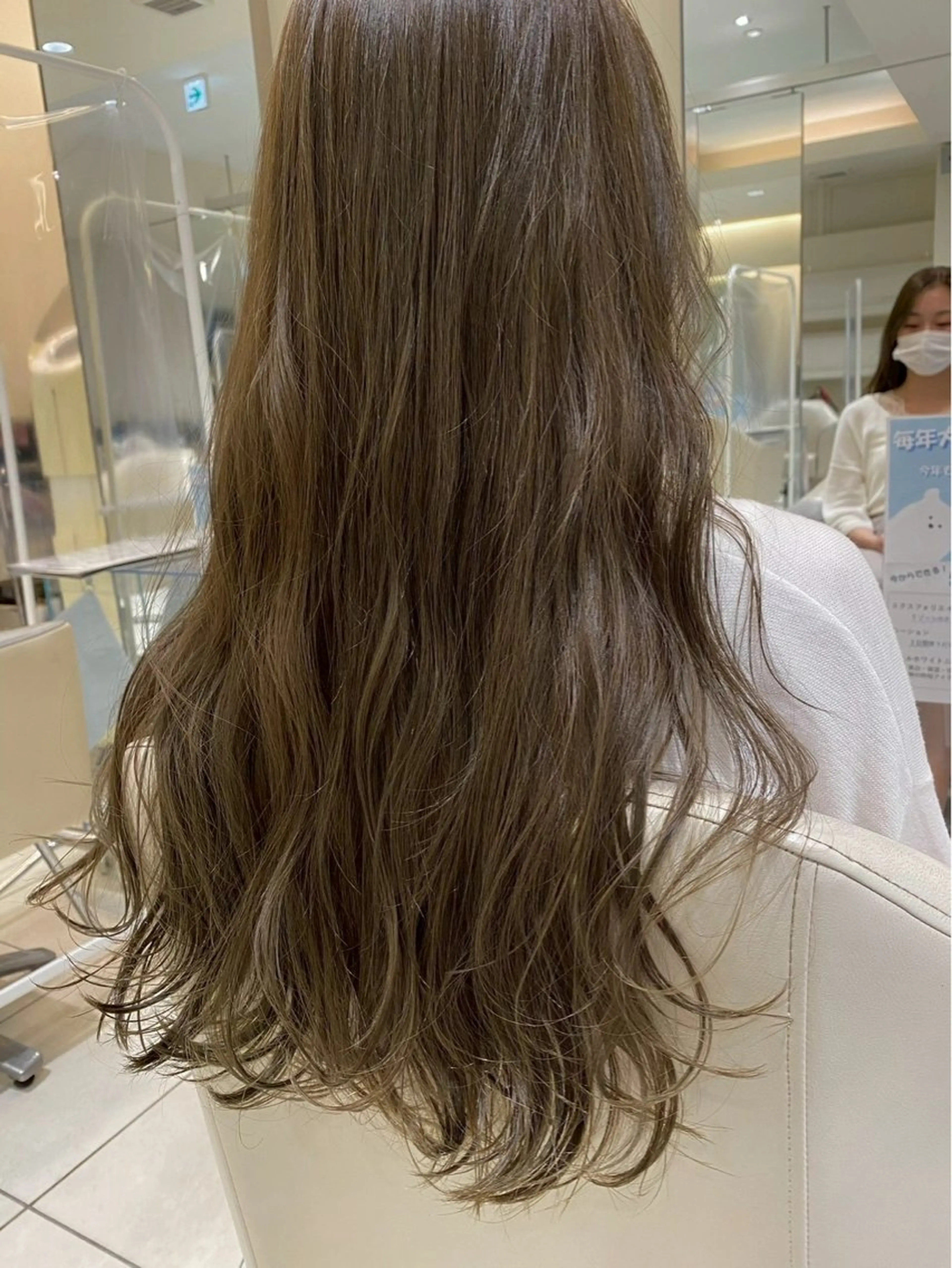 ロング カラー 海希/ブリーチ透明カ ラー/レイヤーカットのヘアスタイル