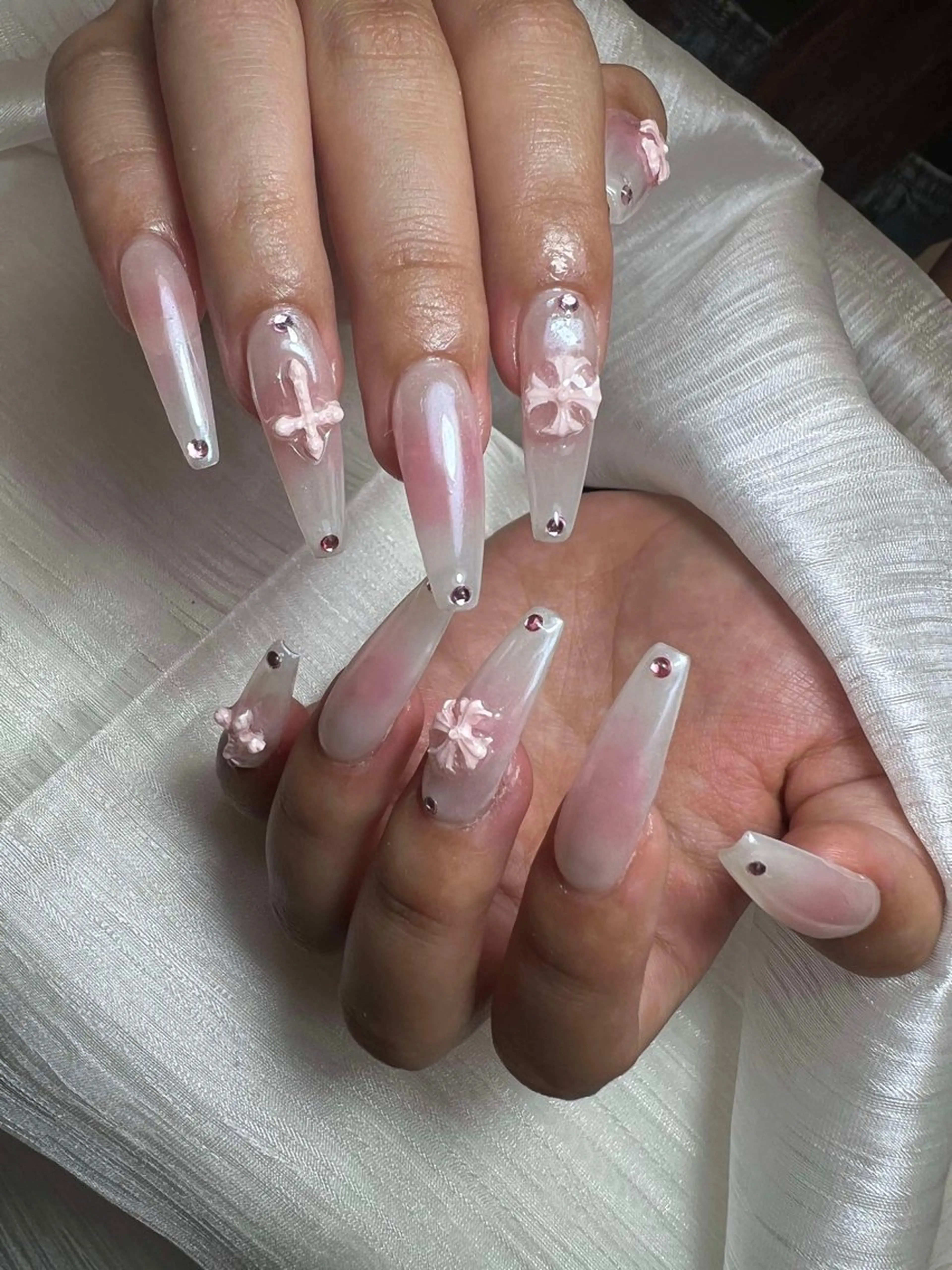 ネイル オーロラネイル チークネイル 長さ出し フットネイル フレンチネイル Anh 歌舞伎町のネイルデザイン