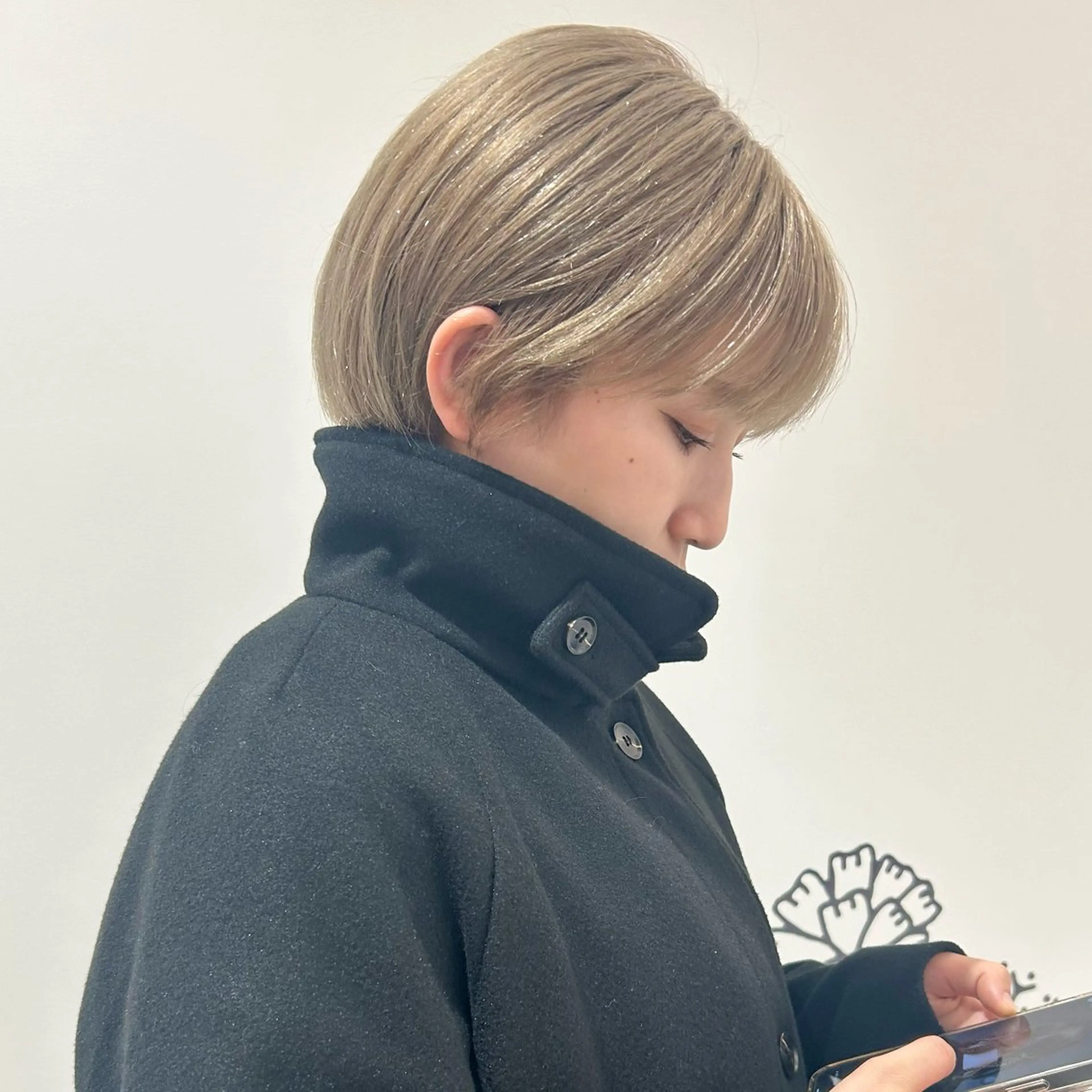 ショート カラー ベージュカラー ブリーチ ハイトーンカラー ハイトーンベージュ ショートヘア カット ヘアカラー ハイトーン/ブリーチ 似合せカット/パーマのヘアスタイル