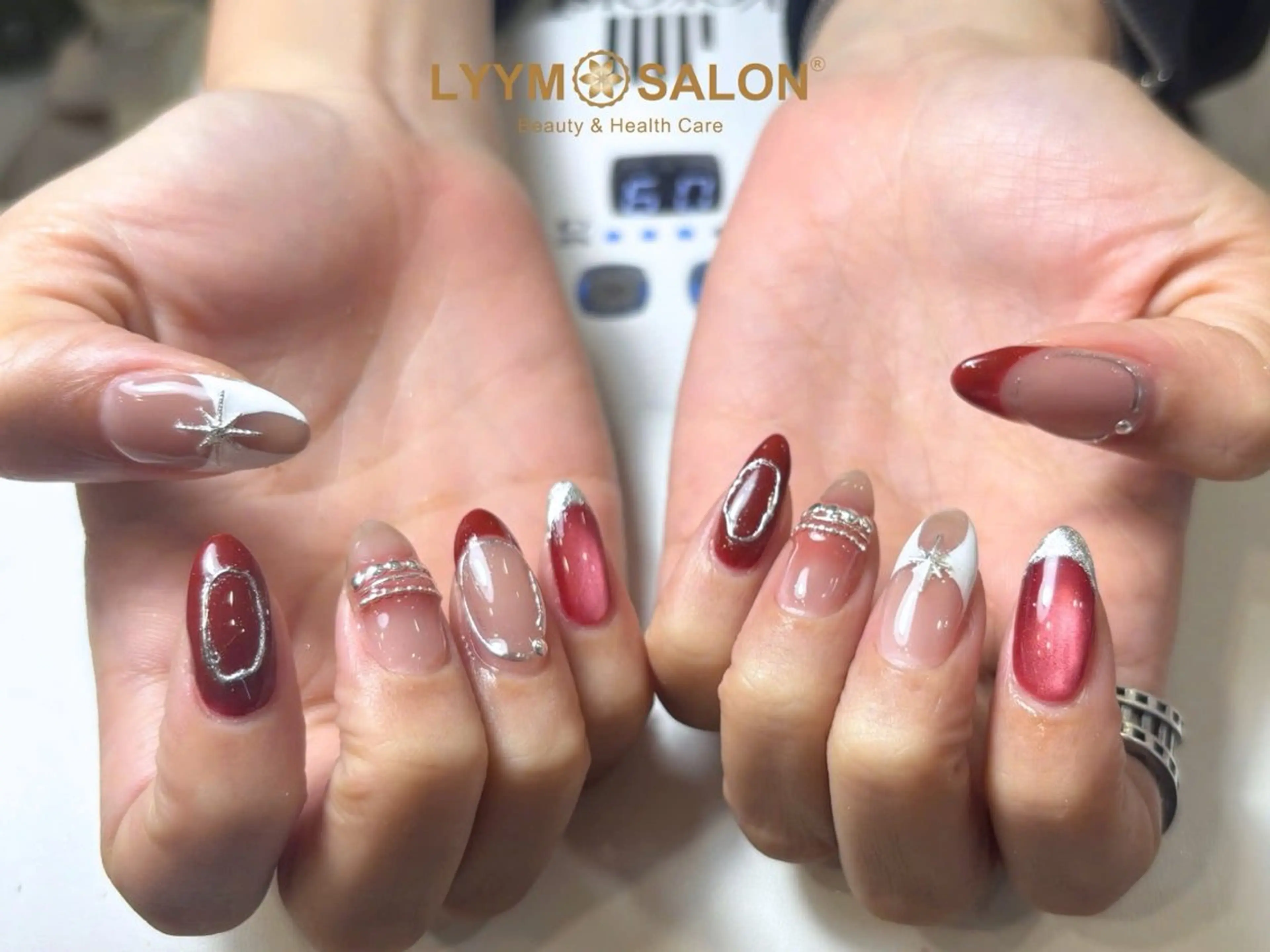 ネイル キラキラネイル 韓国ネイル 赤色 シルバー 冬ネイル ハンドネイル LYYM Salonのネイルデザイン