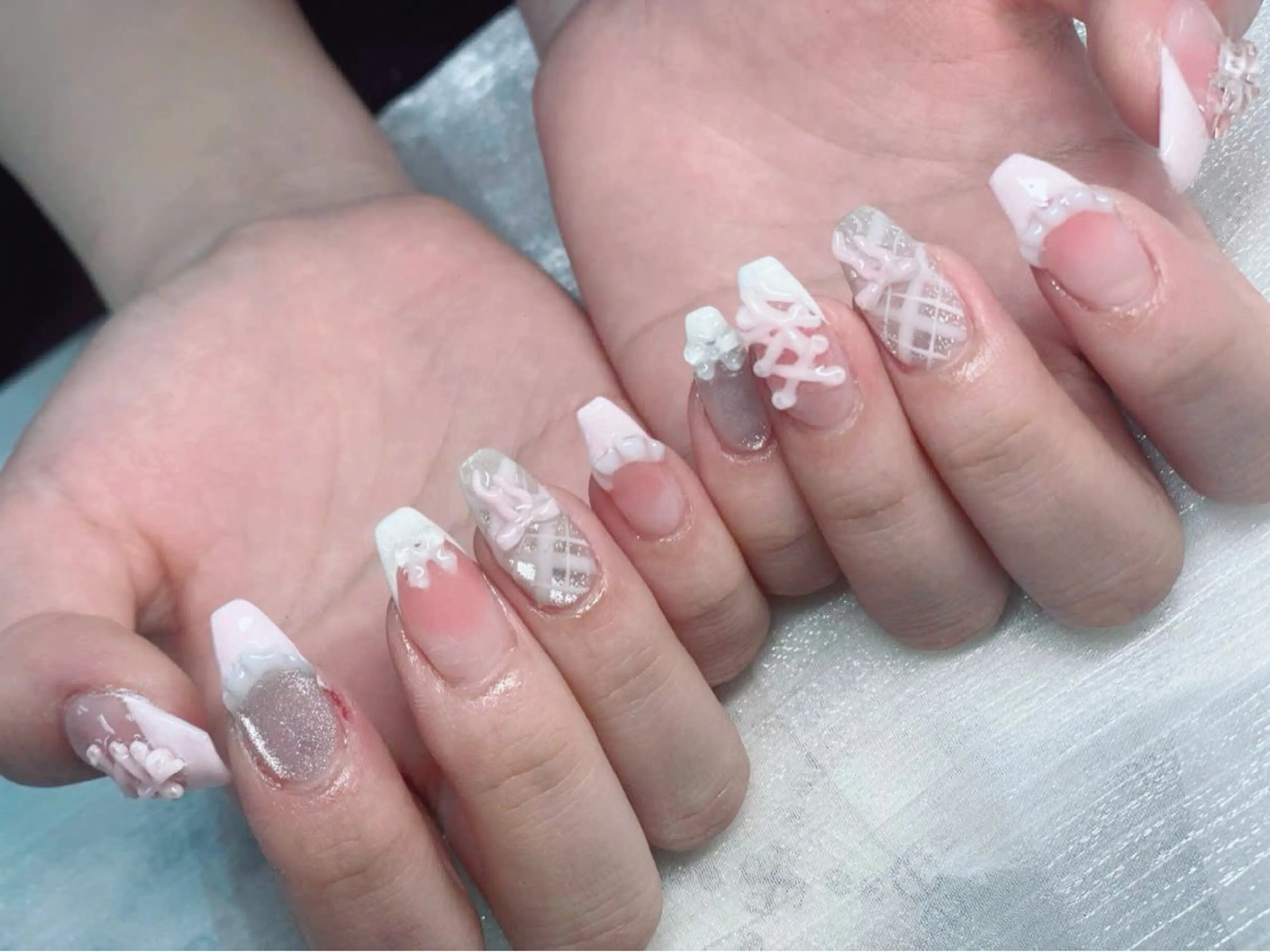 ネイル フレンチネイル グラデーション キラキラネイル 韓国ネイル マグネットネイル ハンドネイル ハンドケア Hara Nail 【パラジェル使用】のネイルデザイン