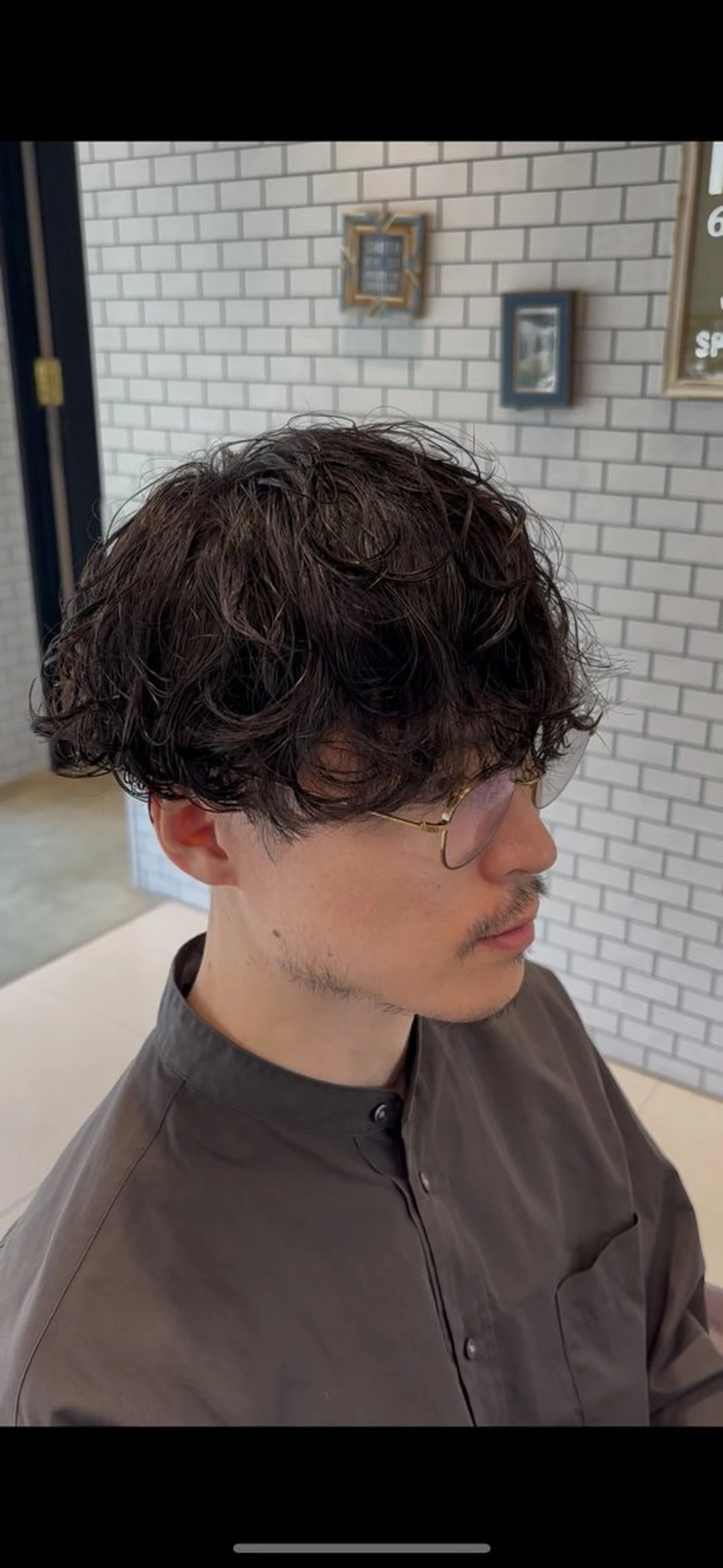 パーマ メンズ センターパート フェザーパーマ マッシュ メンズパーマ スパイキーショート カット パーマ 目崎 丞のヘアスタイル