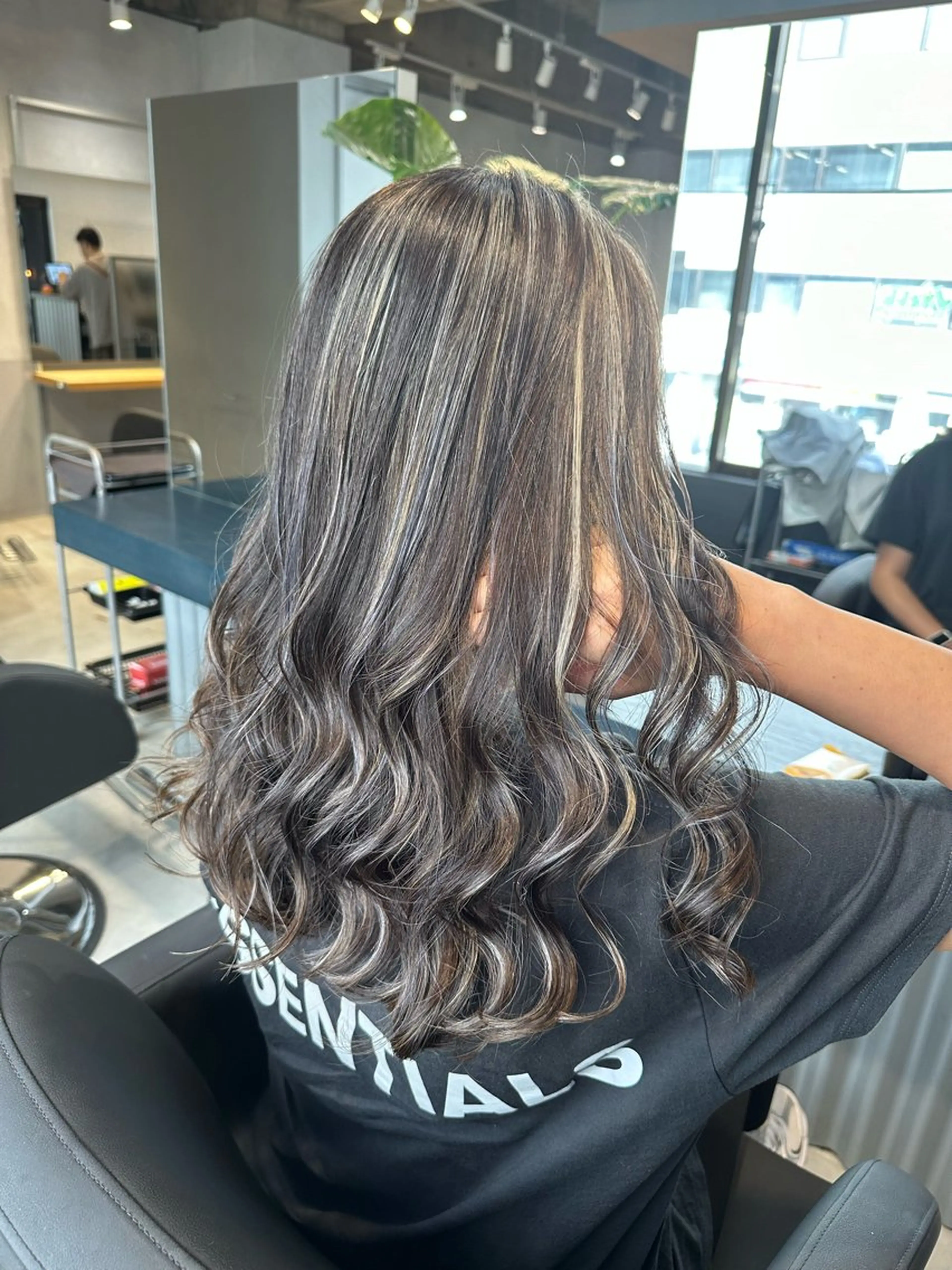 ロング カラー ハイライトカラー ハイライト ヘアカラー トリートメント 🌟ハイライト/ハイ トーン🌟MIKIのヘアスタイル