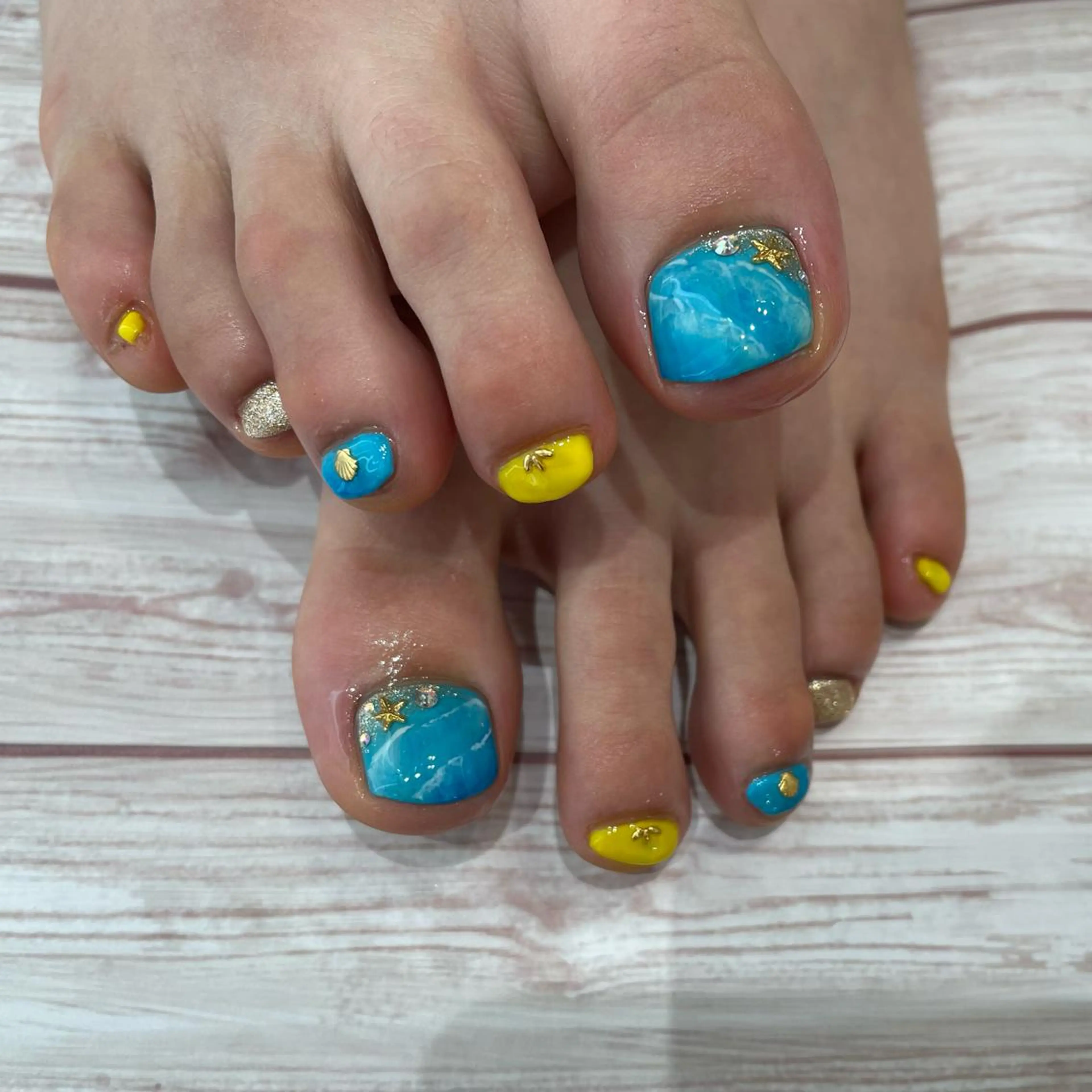 ネイル フットネイル 細矢 咲花のネイルデザイン