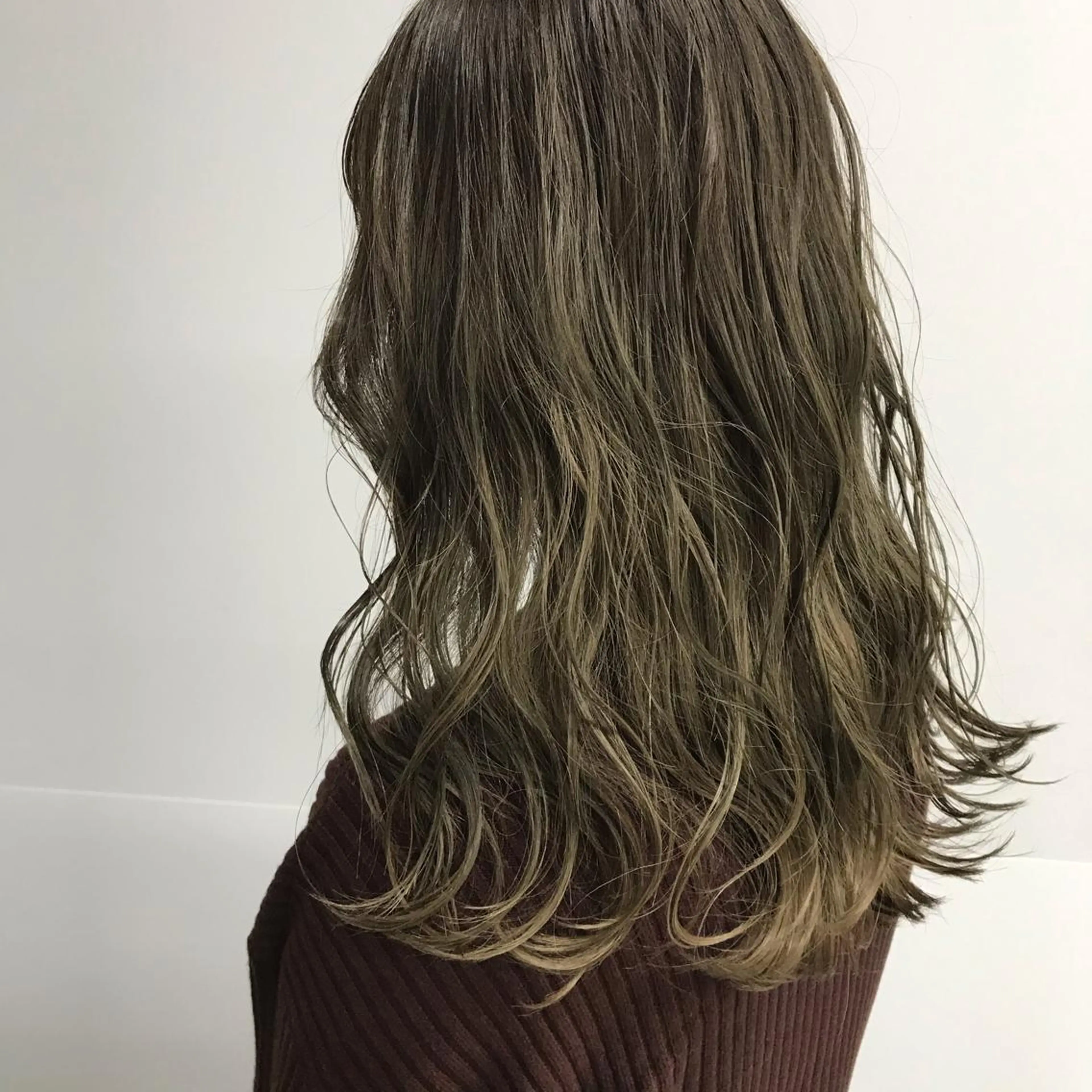 ミディアム 横山 奈央のヘアスタイル