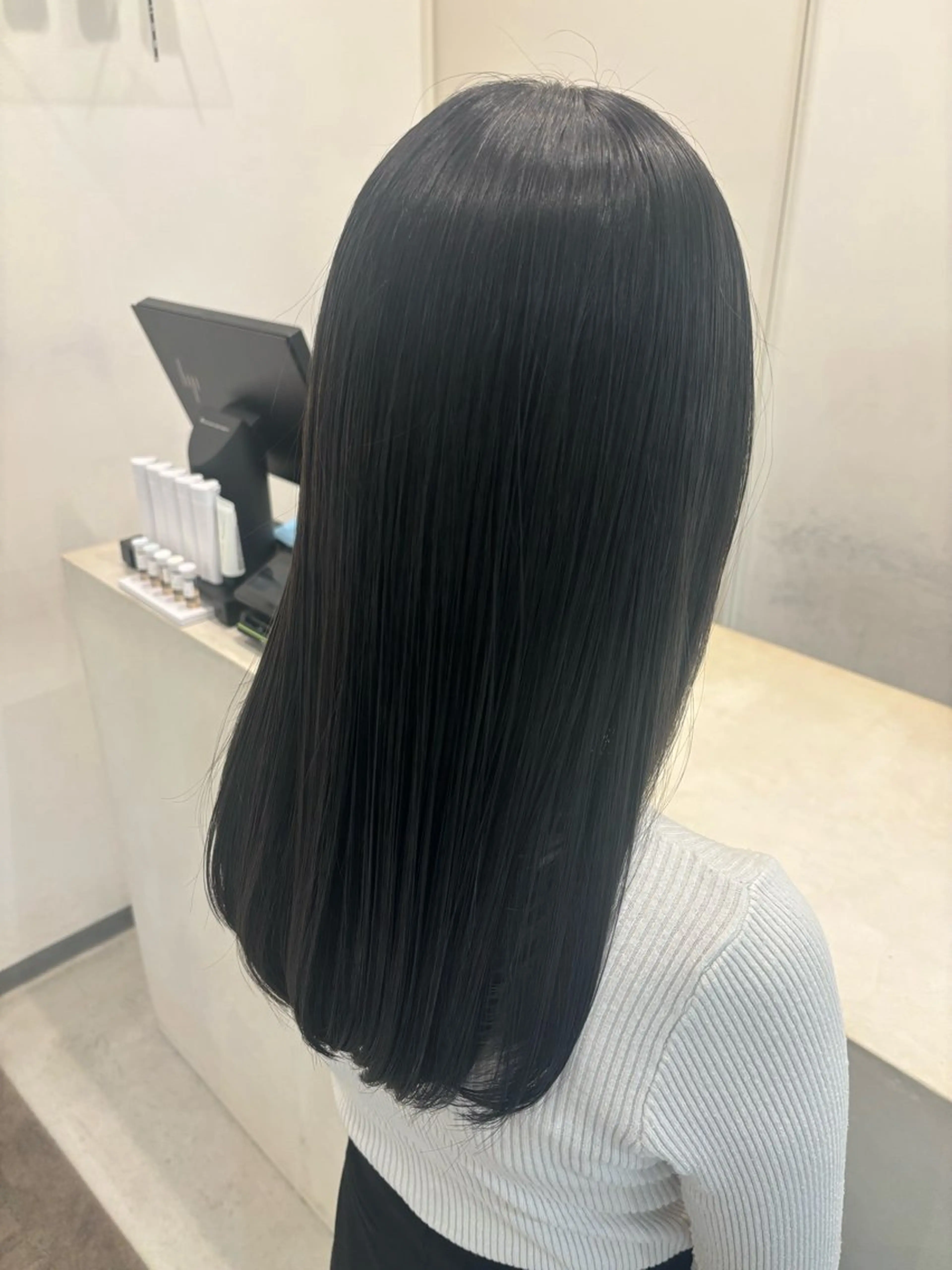 ミディアム カラー 黒髪 ブルーカラー ブルーブラック ヘアカラー 若杉 百音のヘアスタイル