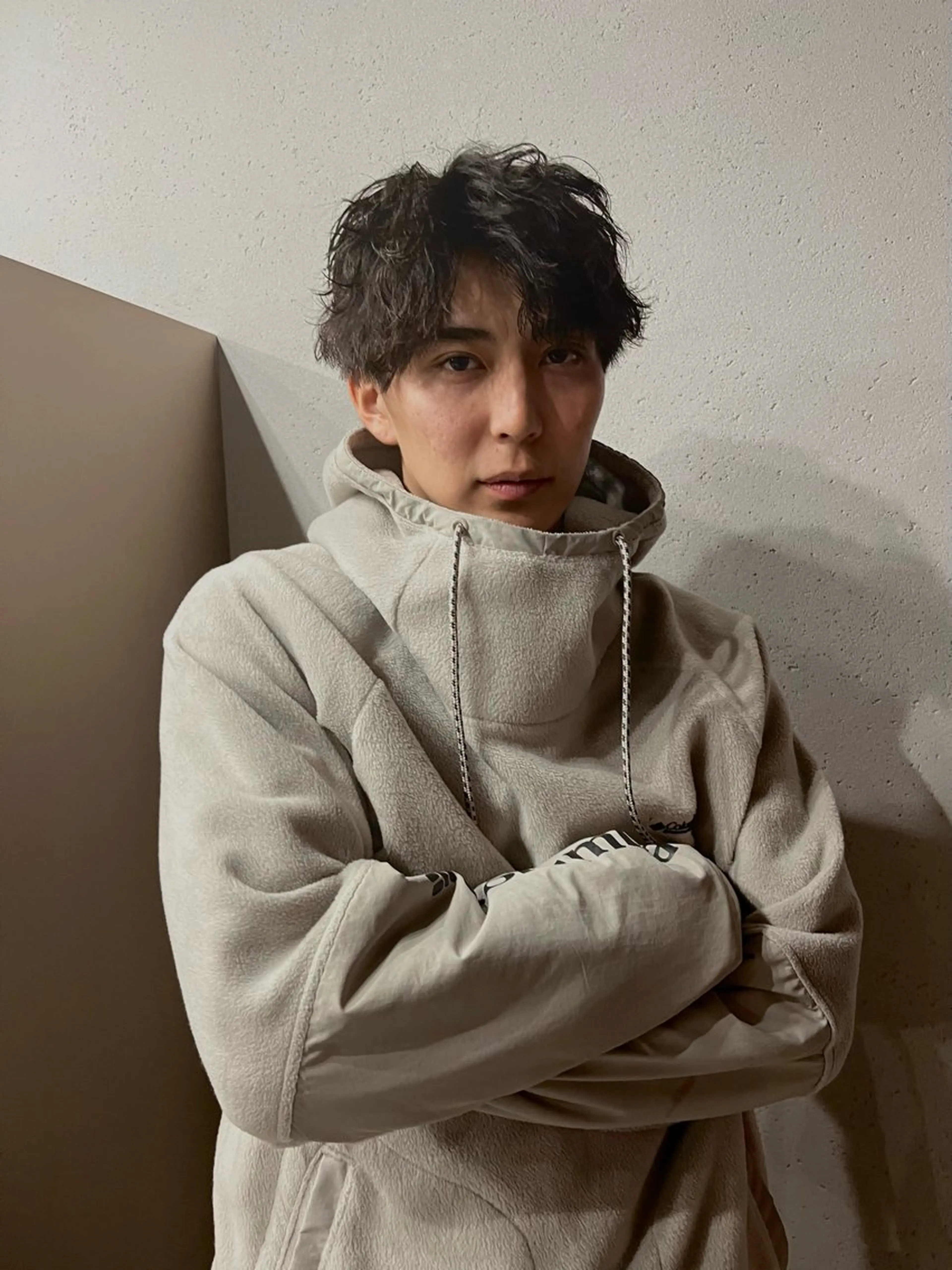 ショート パーマ メンズ カット パーマ 曲がる縮毛矯正 センターパートのヘアスタイル