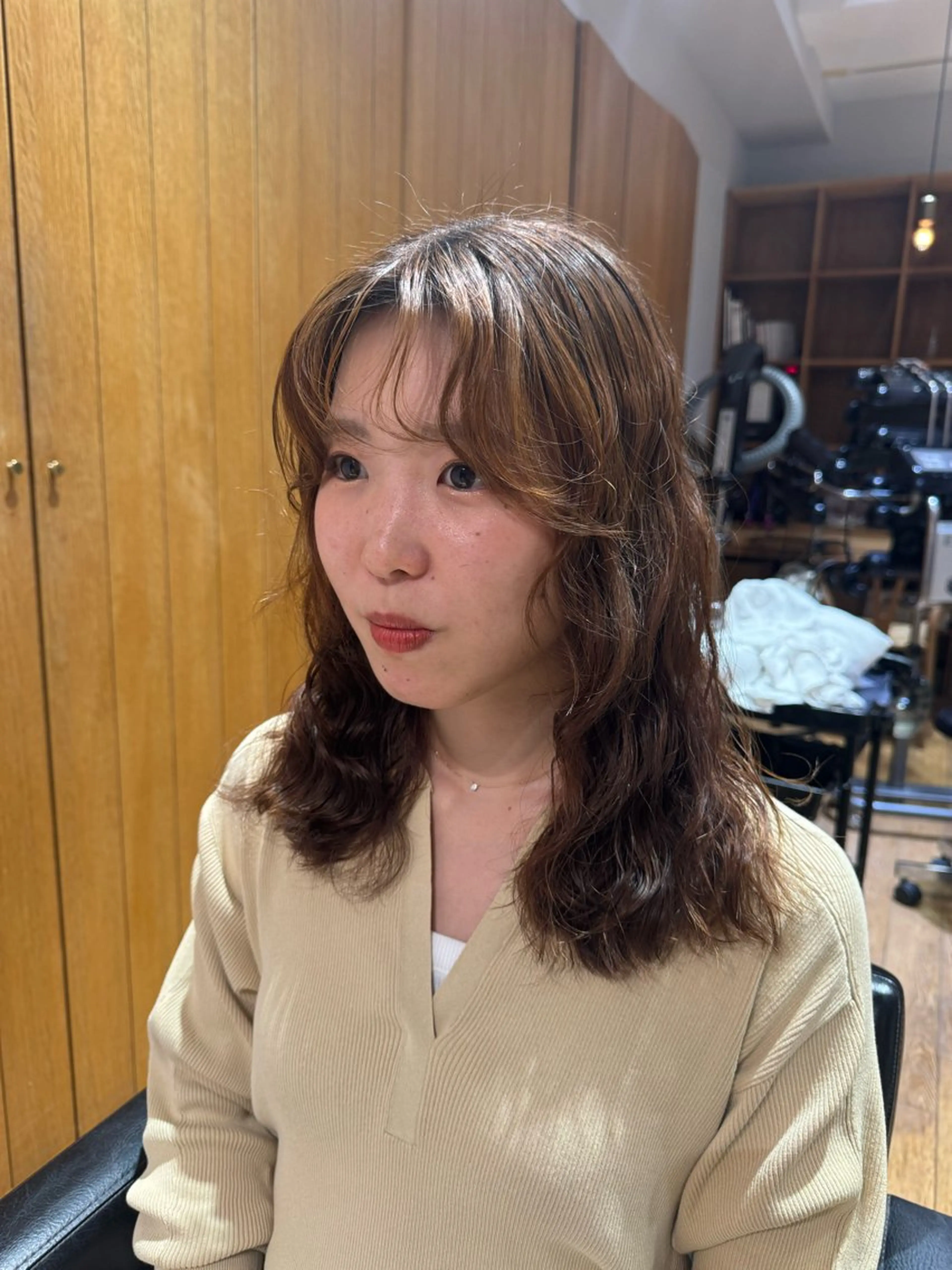 セミロング カット ヘアカラー パーマ 大人可愛い♡コテ巻き パーマ🌼杉田 萌恵のヘアスタイル