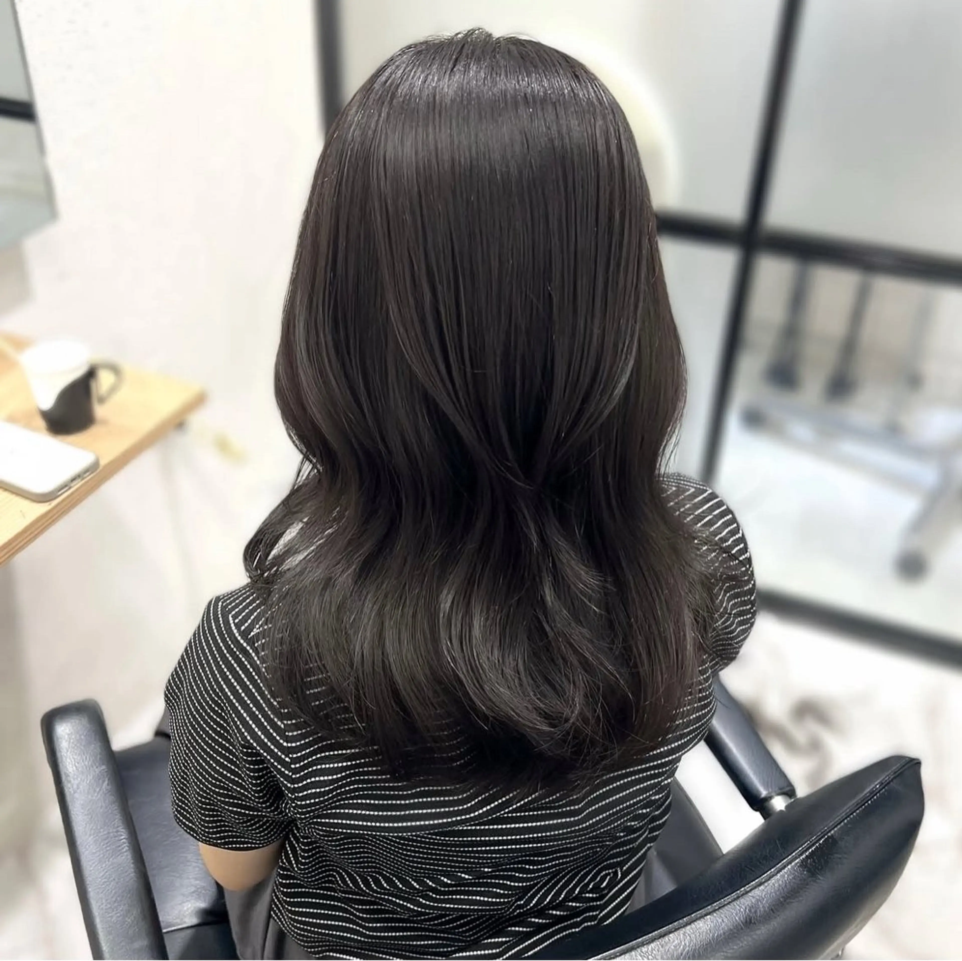 ミディアム カラー 黒髪 ブルーカラー ブルーブラック 髪質改善 前川 朋香のヘアスタイル