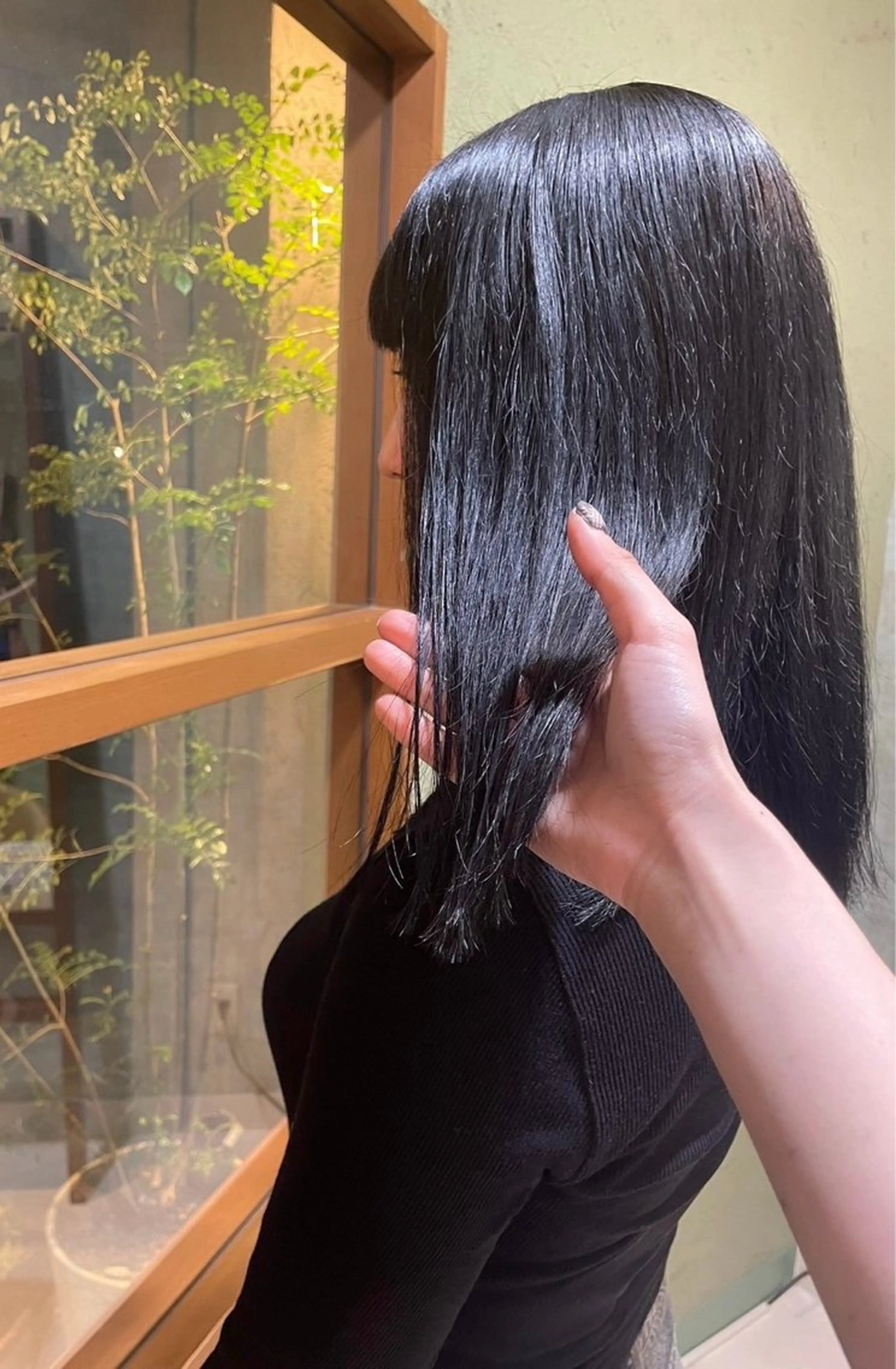 ミディアム カラー 黒髪 ブルーカラー ブルーブラック 透明感カラー カット ヘアカラー 木本 歩々乃のヘアスタイル