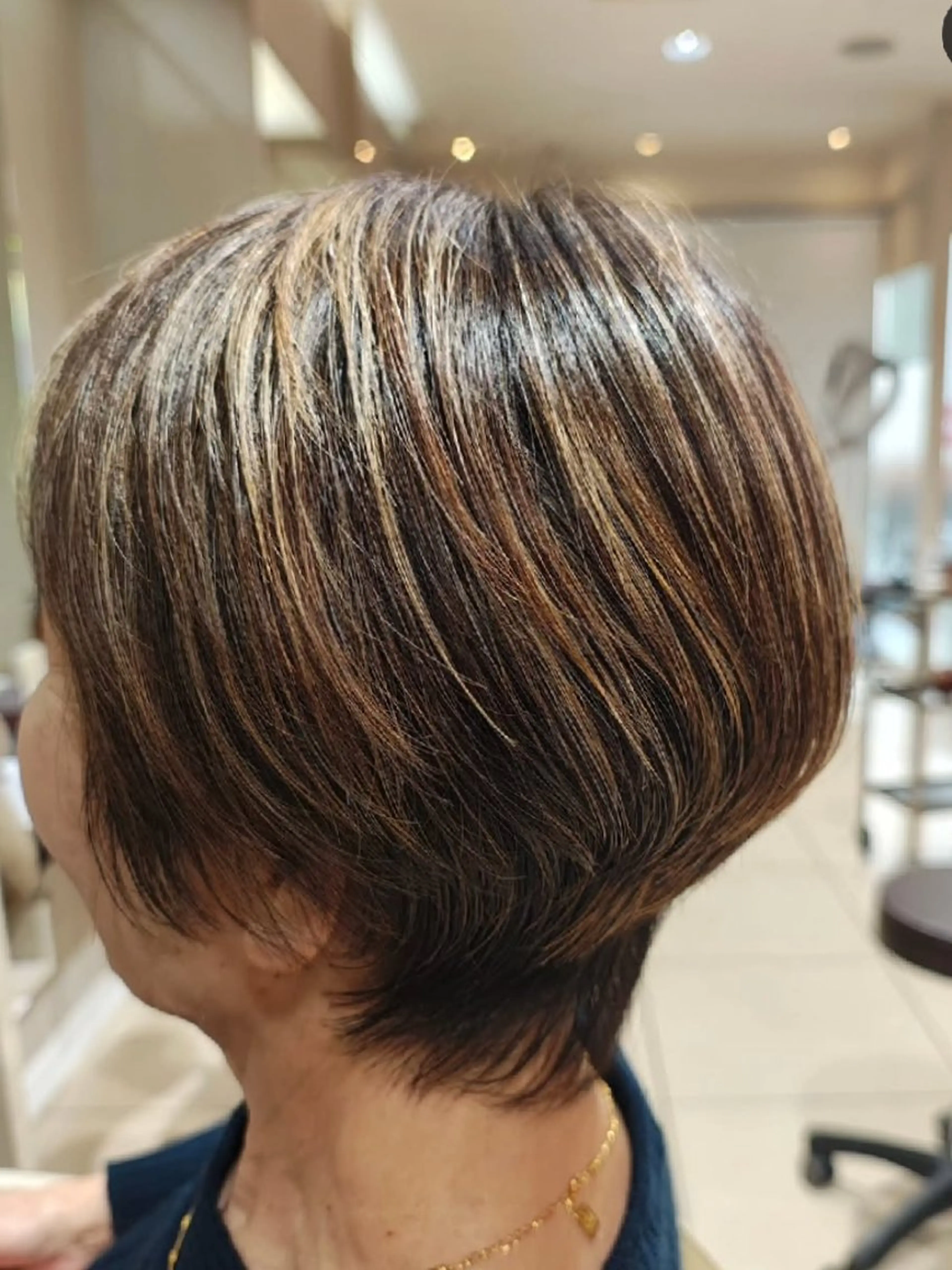 ショート カラー 清水 怜子のヘアスタイル