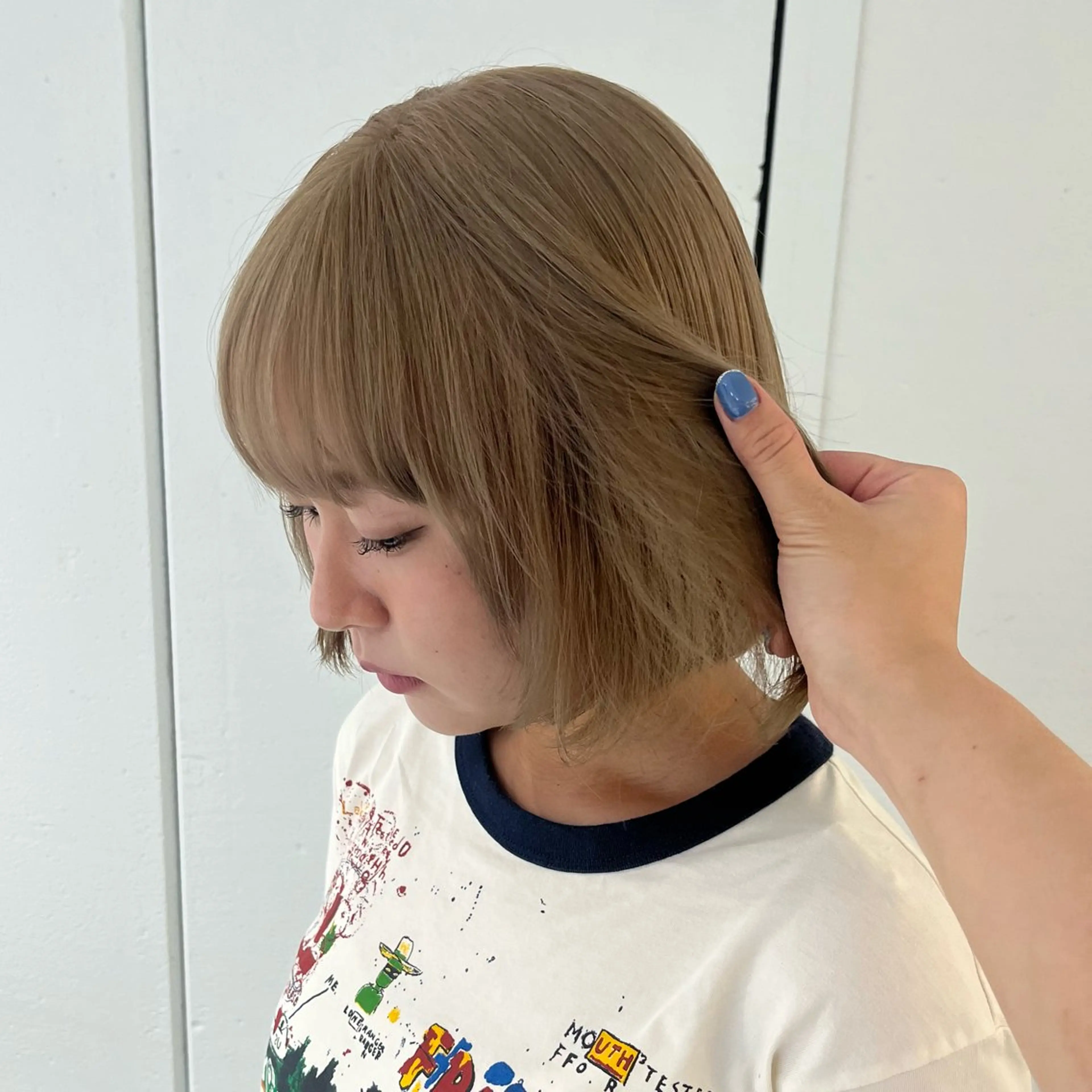 ミディアム カラー ベージュカラー ミルクティーベージュ ヘアカラー トリートメント 顔周りカット／透明感 カラー／Kurumeのヘアスタイル