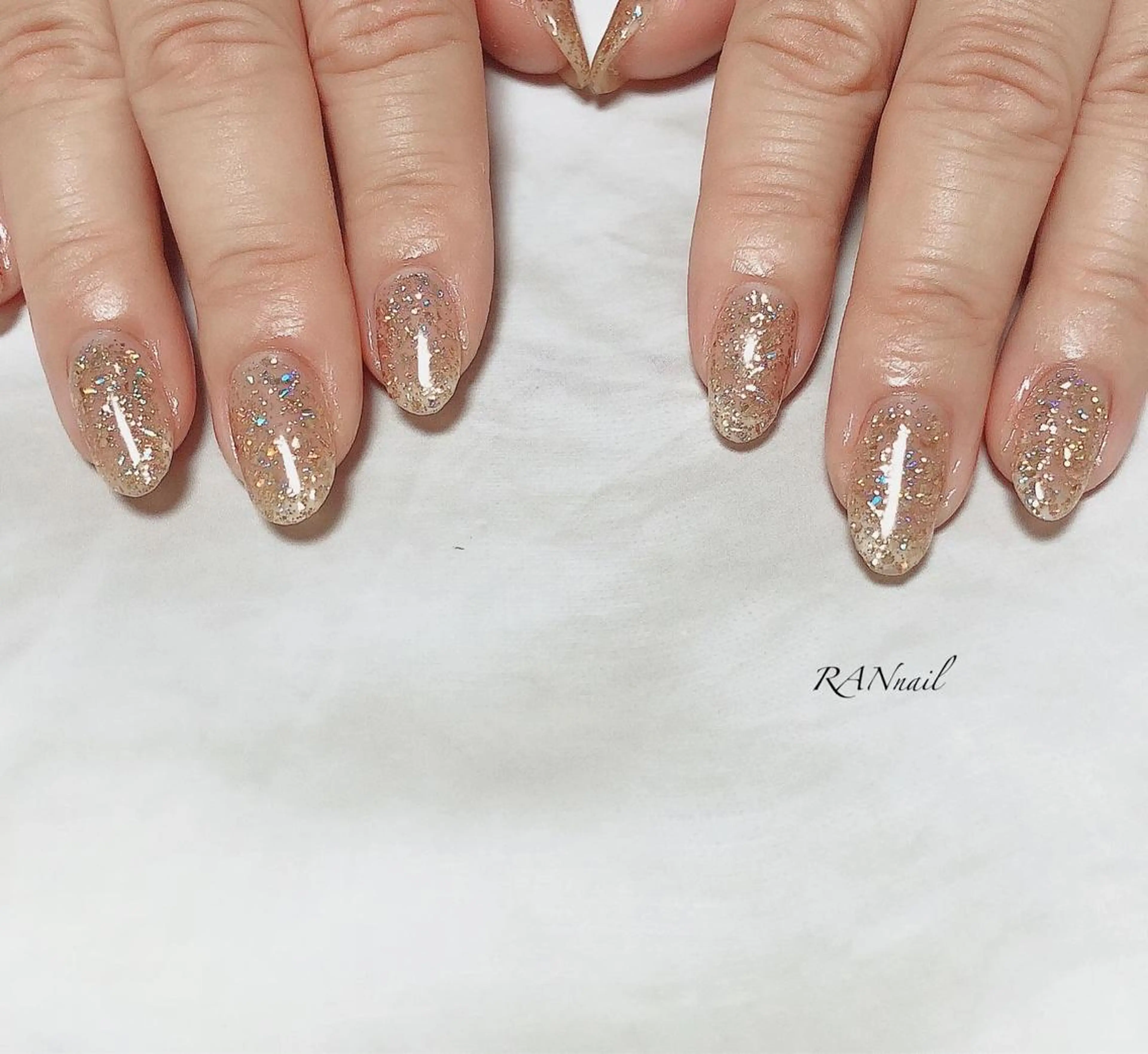 ネイル ブラウン ゴールド キラキラネイル ラメ(グリッター) オフィスネイル ハンドネイル フットネイル RAN nail 〜ランネイル〜所属・RAN nailのネイルデザイン