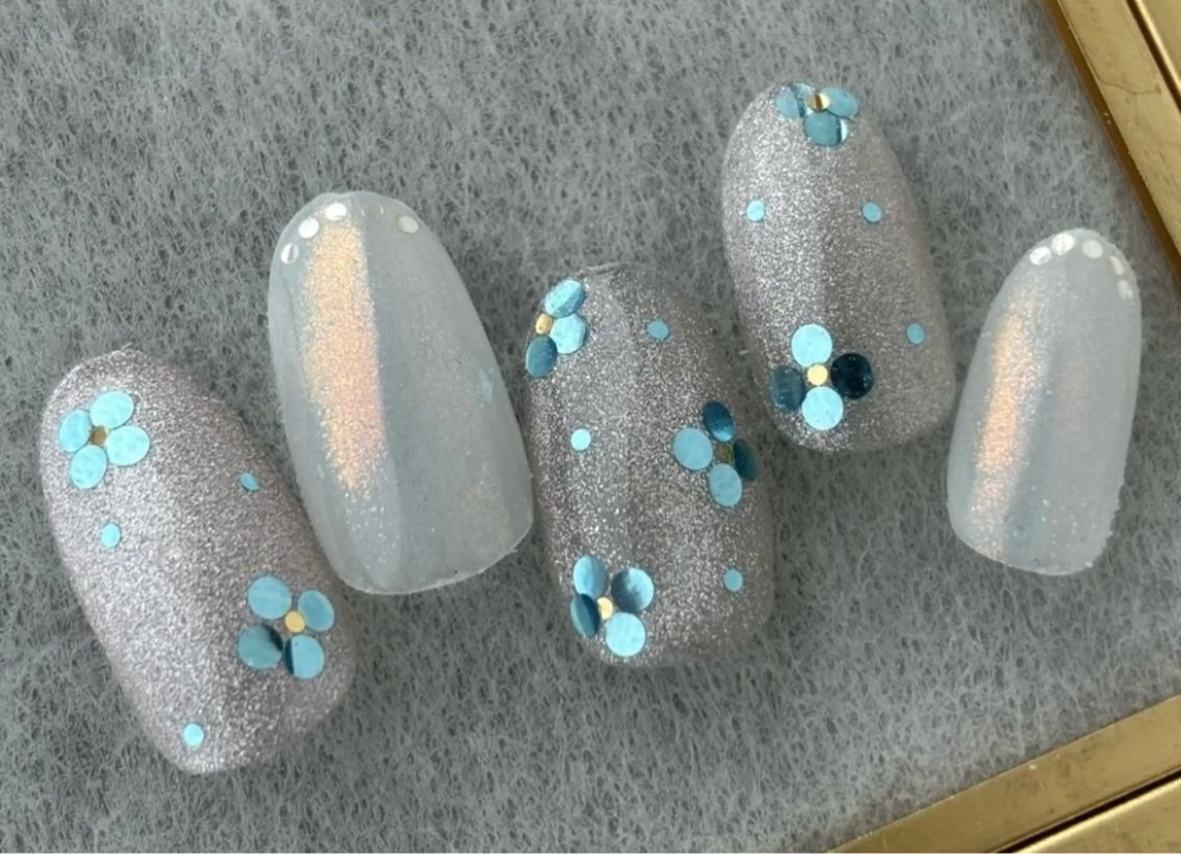 【今季トレンド！】オフあり　オーロラ&お花ホログラムネイルの写真