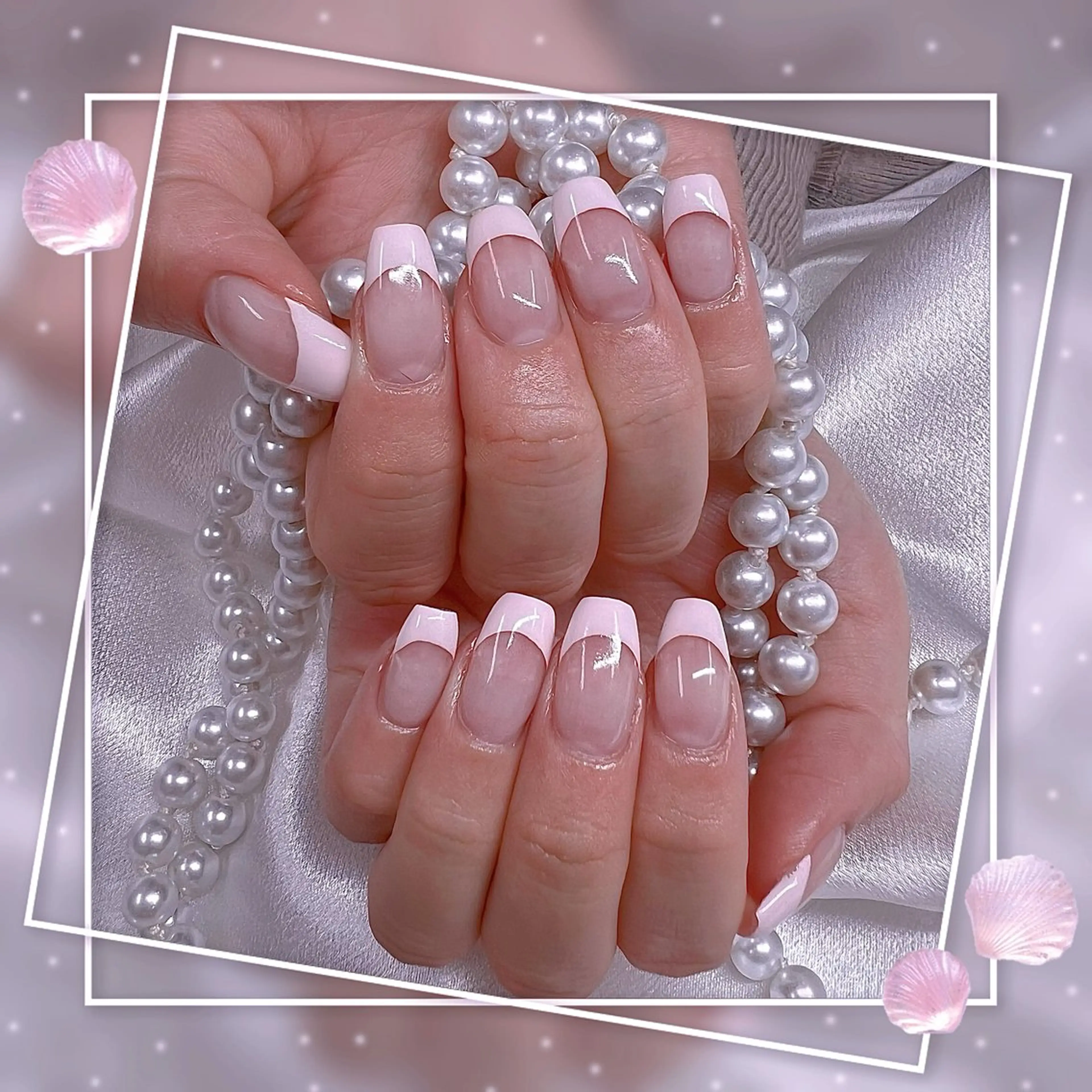 💕(オフ無料)💕カラーフレンチ+Vカットストーン1つorパーツ1個の写真