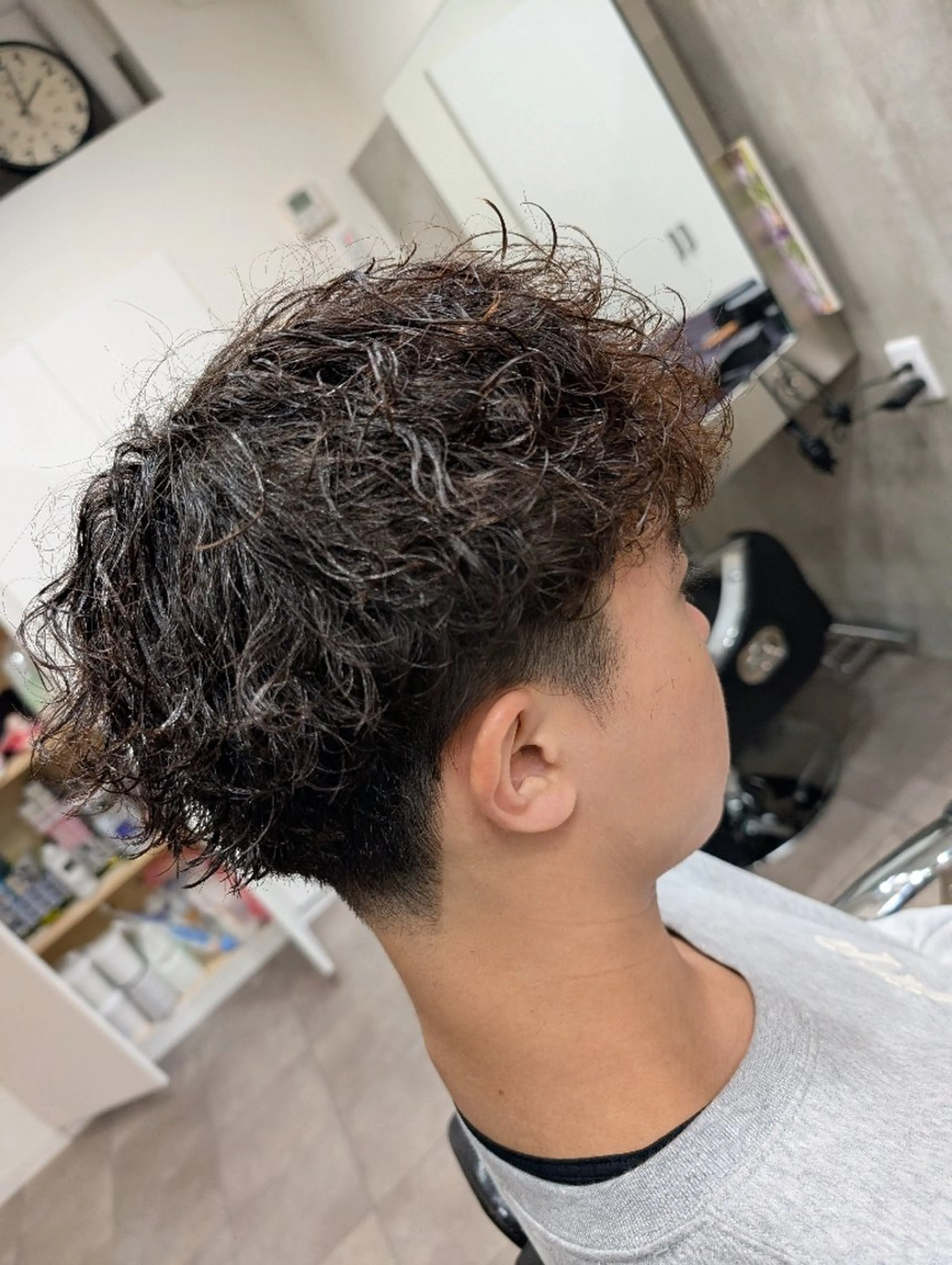 ミディアム パーマ メンズ ミディアムパーマ メンズパーマ 波巻きパーマ カット パーマ QOL円山 YUTOのヘアスタイル