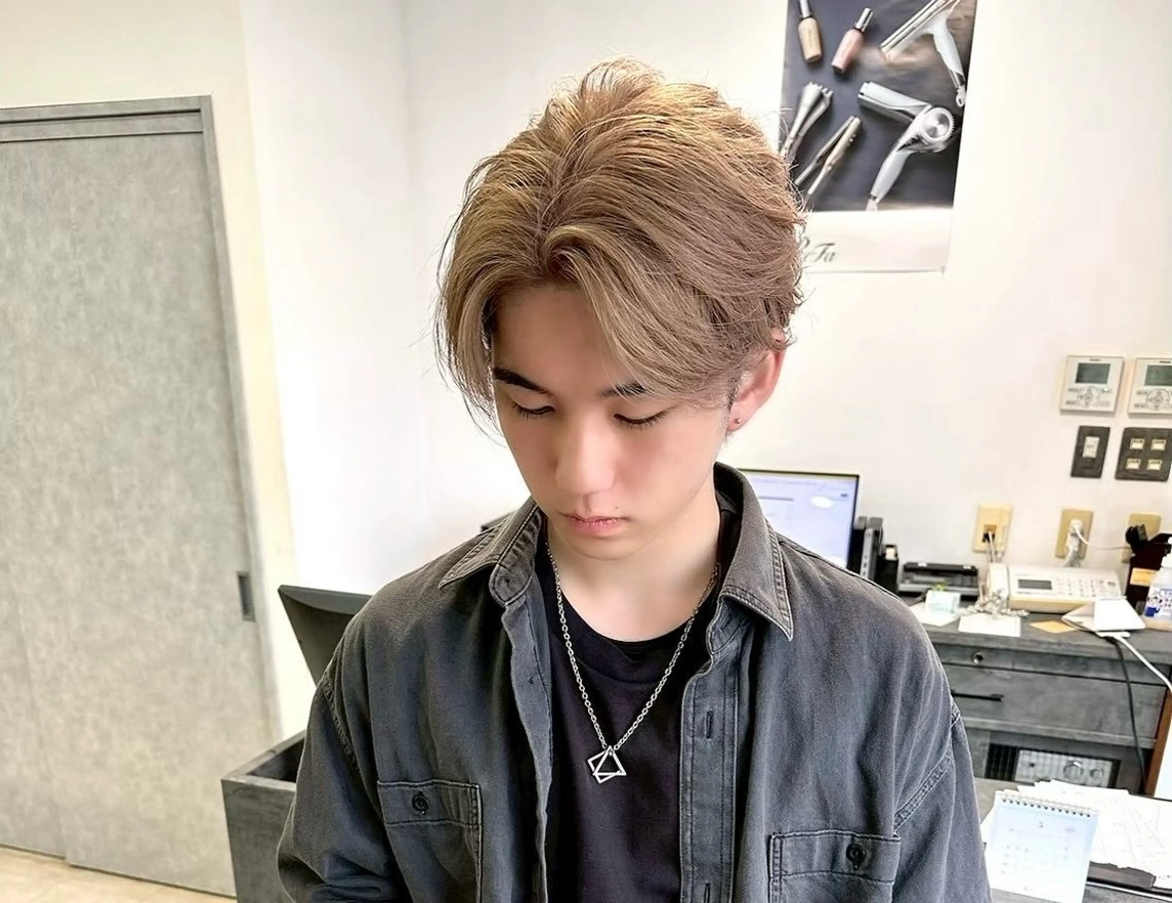 ショート カラー ヘアアレンジ メンズ メンズブリーチ センターパート メンズハイトーン メンズインナーカラー メンズ韓国風 ヘアカラー 山田 昂太のヘアスタイル