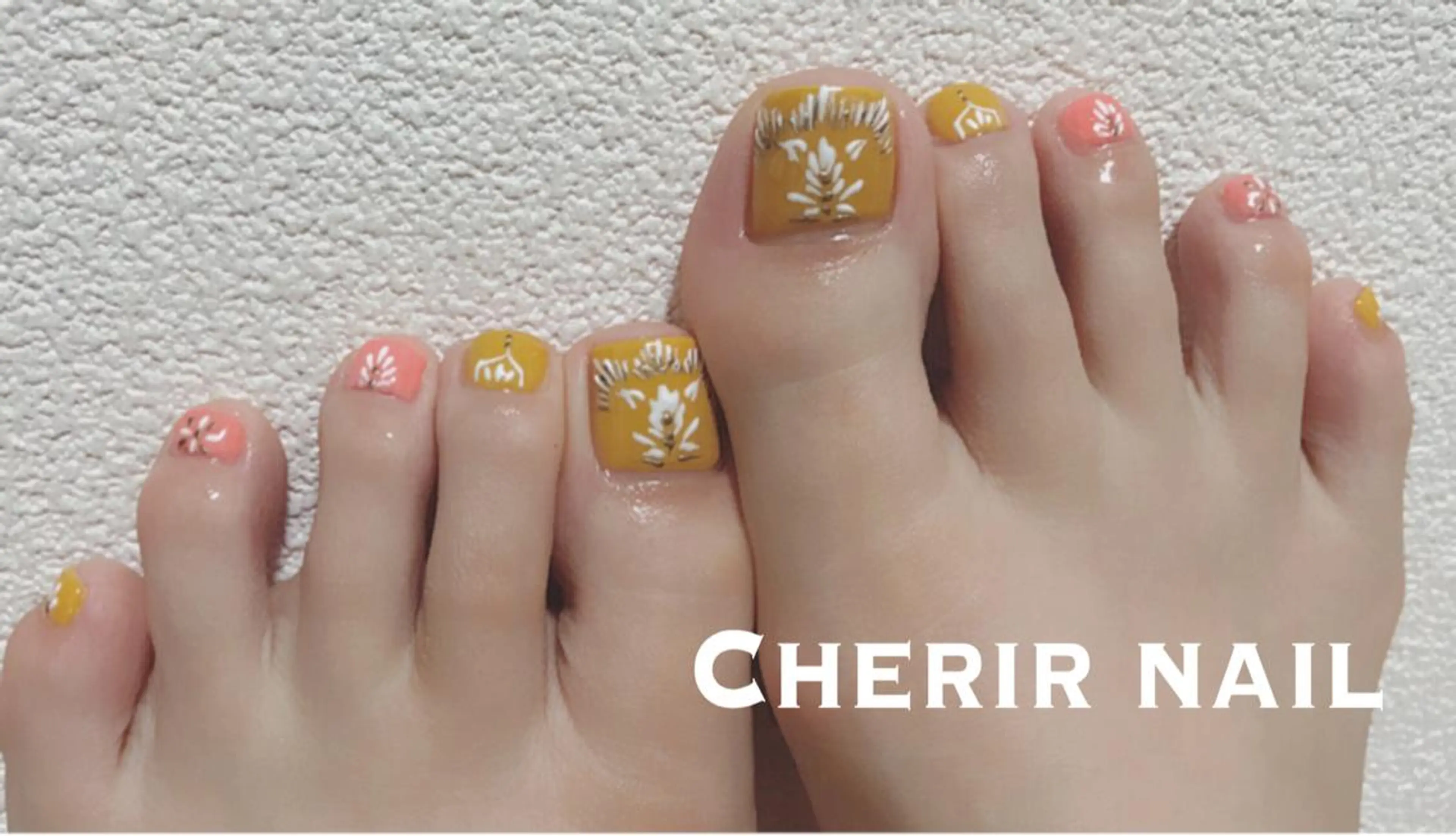ネイル アートネイル カジュアル ゴールド 黄色 フットネイル Cherirnail kaoriのネイルデザイン