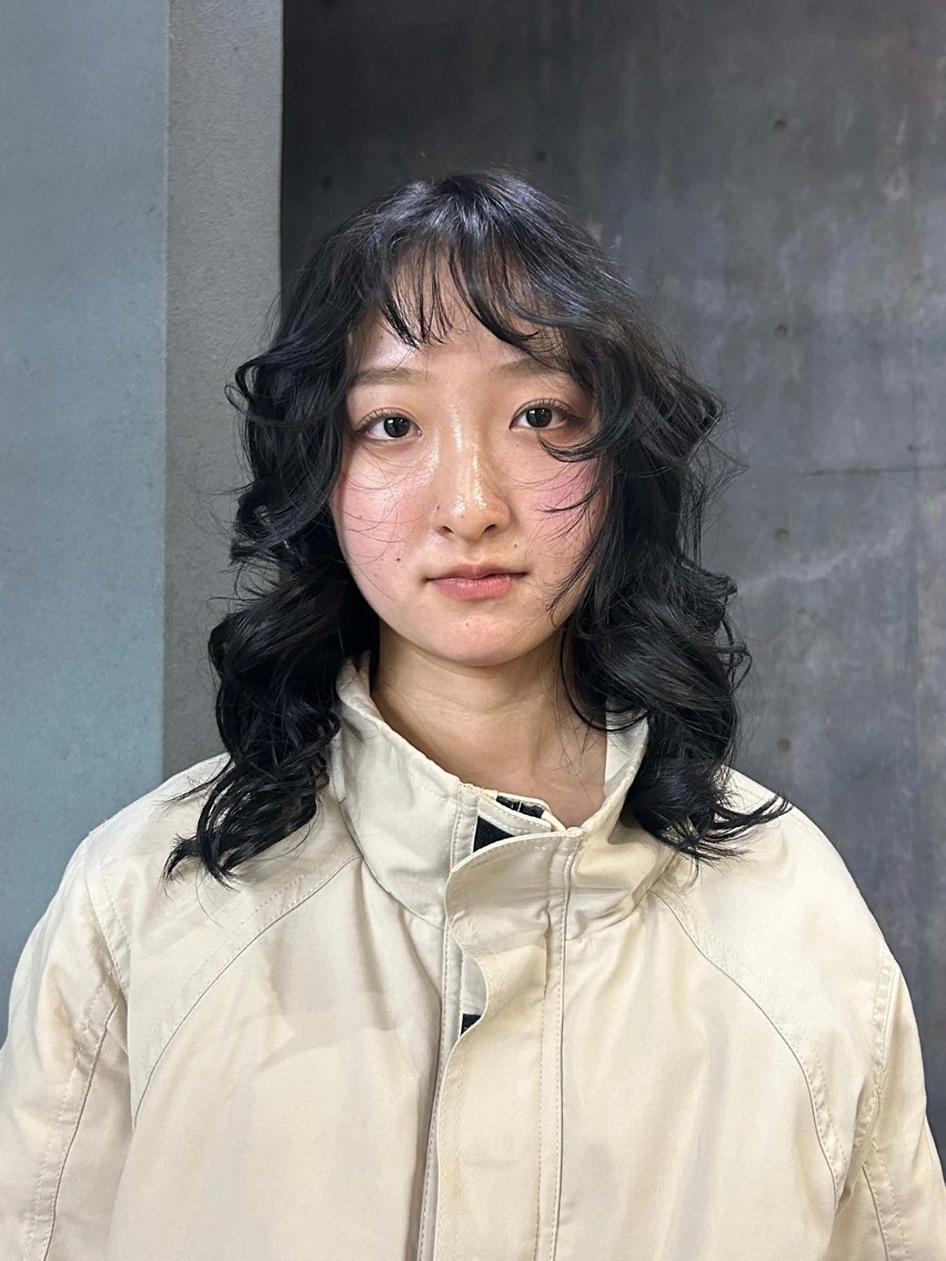 ミディアム ヘアカラー Hiyo 海外レイヤーカットのヘアスタイル