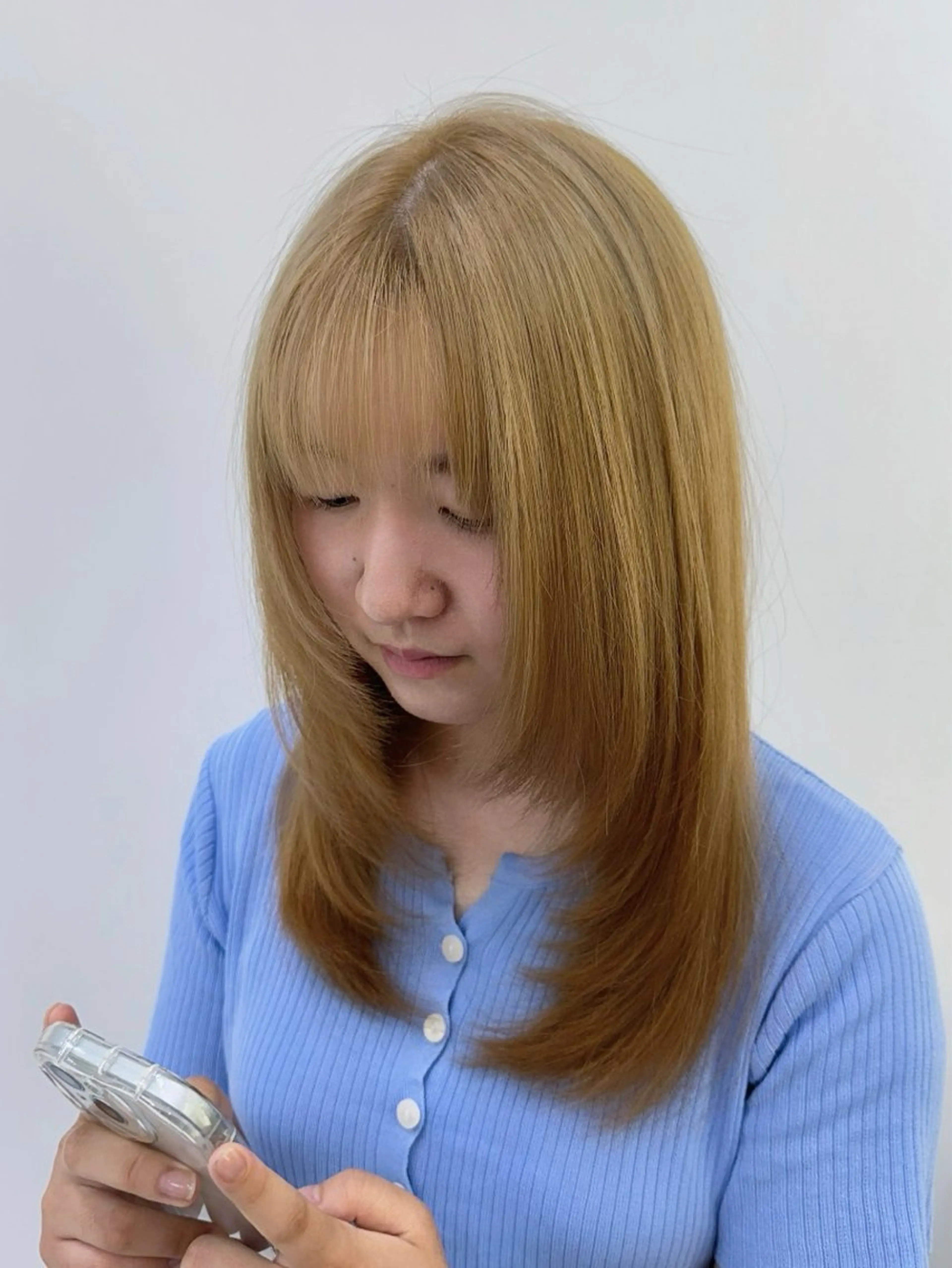 セミロング イエローカラー レイヤーカット Hana ハイトーン🕯🩰のヘアスタイル