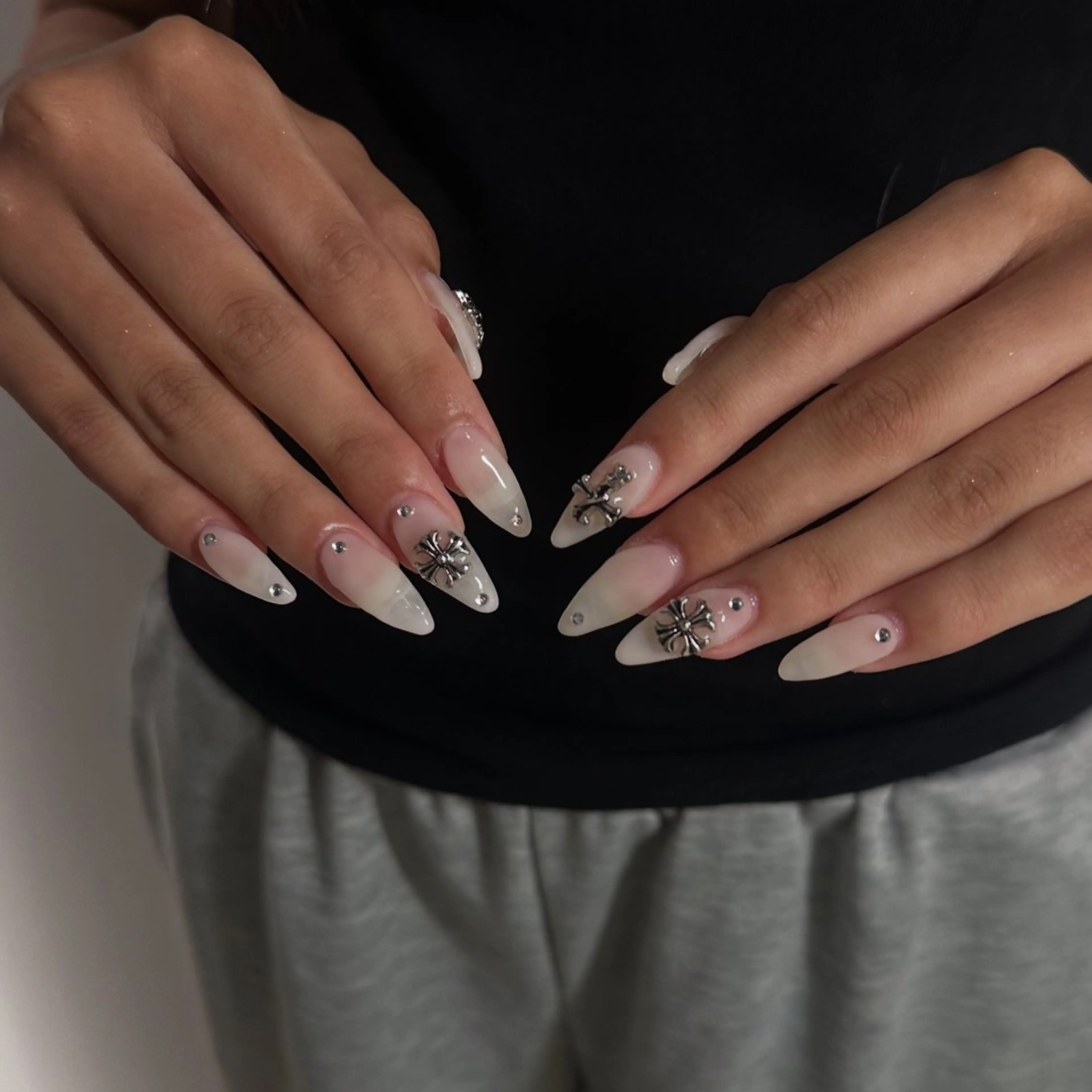 ネイル しおん🎶｜ひと 癖ニュアンス｜個性派のネイルデザイン